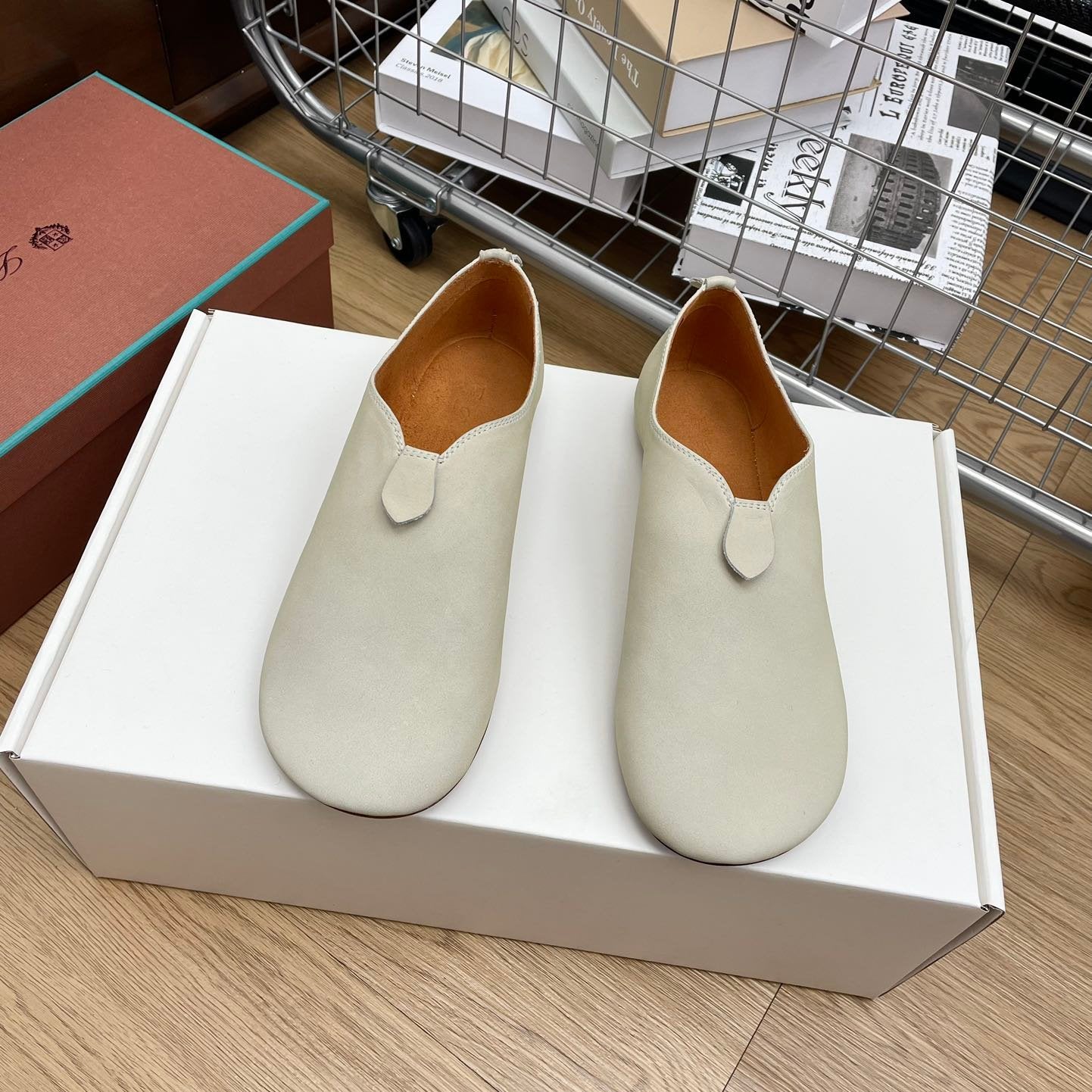 LP Floaty Flat Earth Ivory White Lambskin 989977