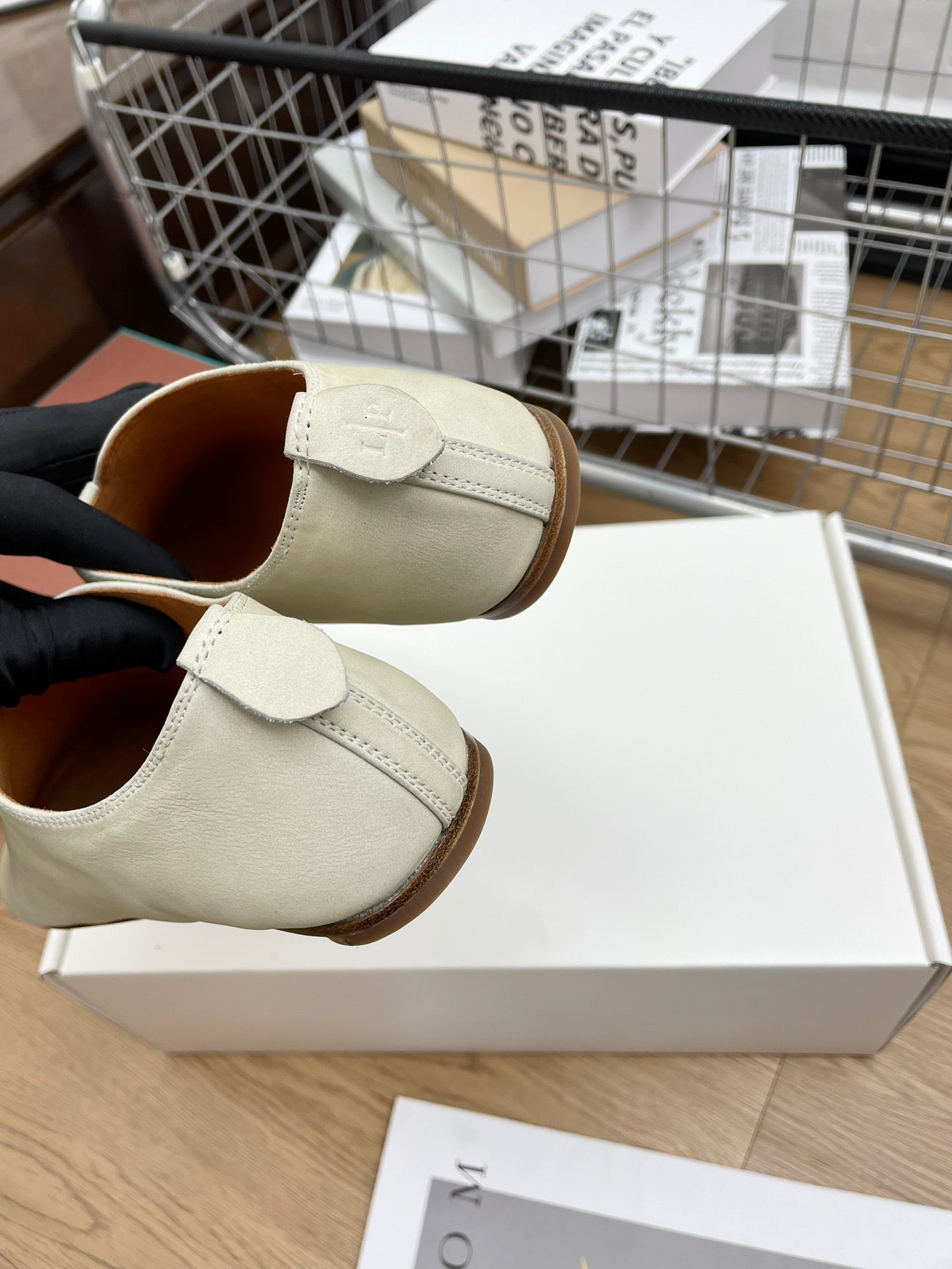 LP Floaty Flat Earth Ivory White Lambskin 989977