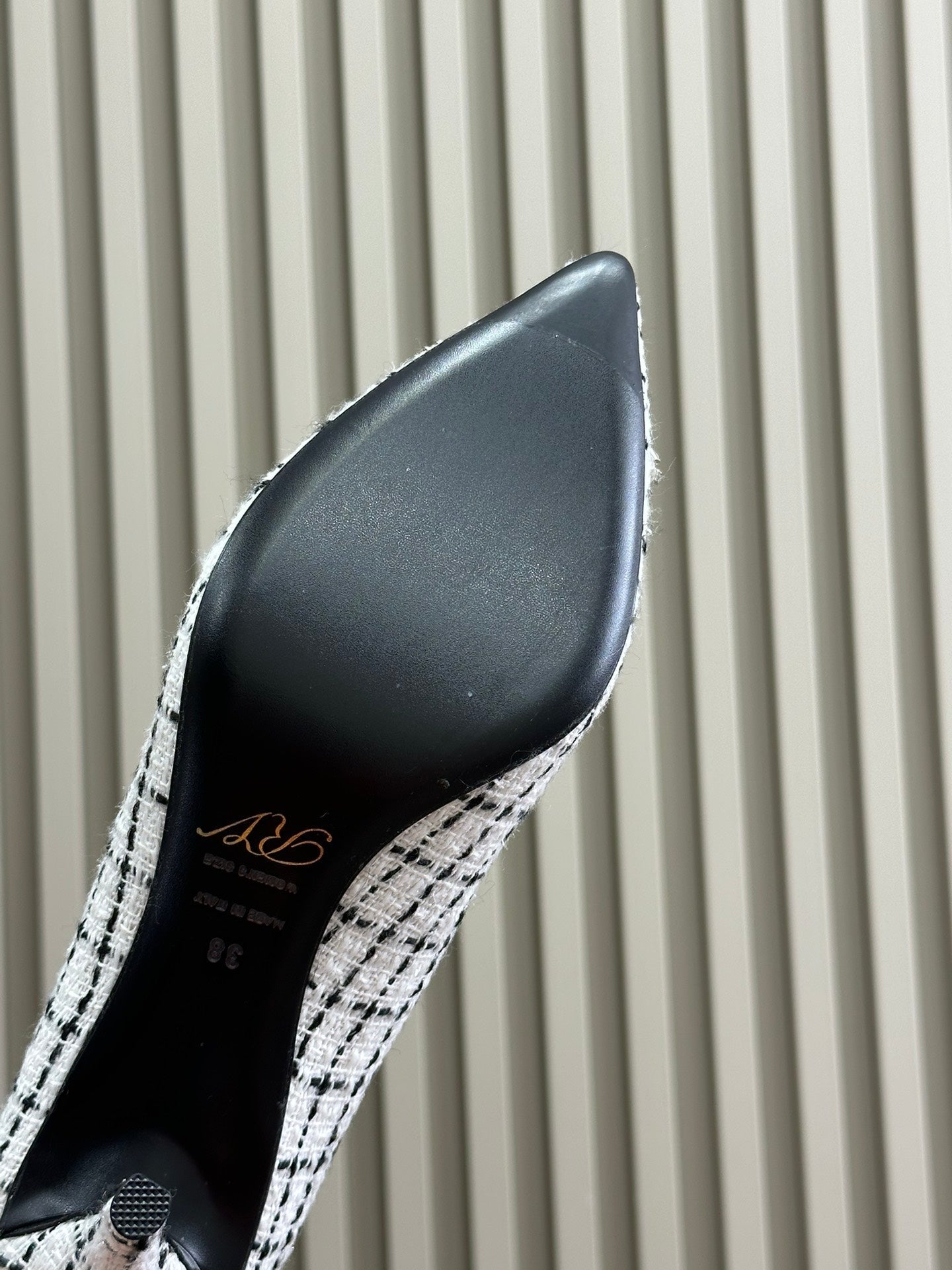 Flower Strass Buckle Pump 85 White Black Fabric