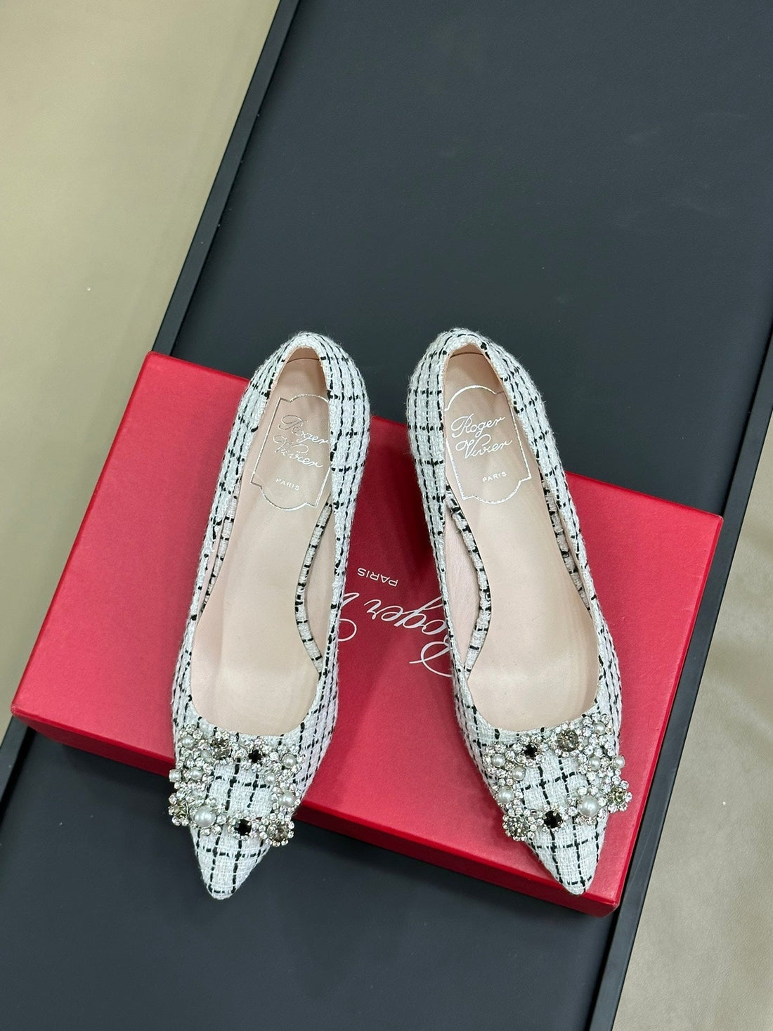 Flower Strass Buckle Pump 85 White Black Fabric