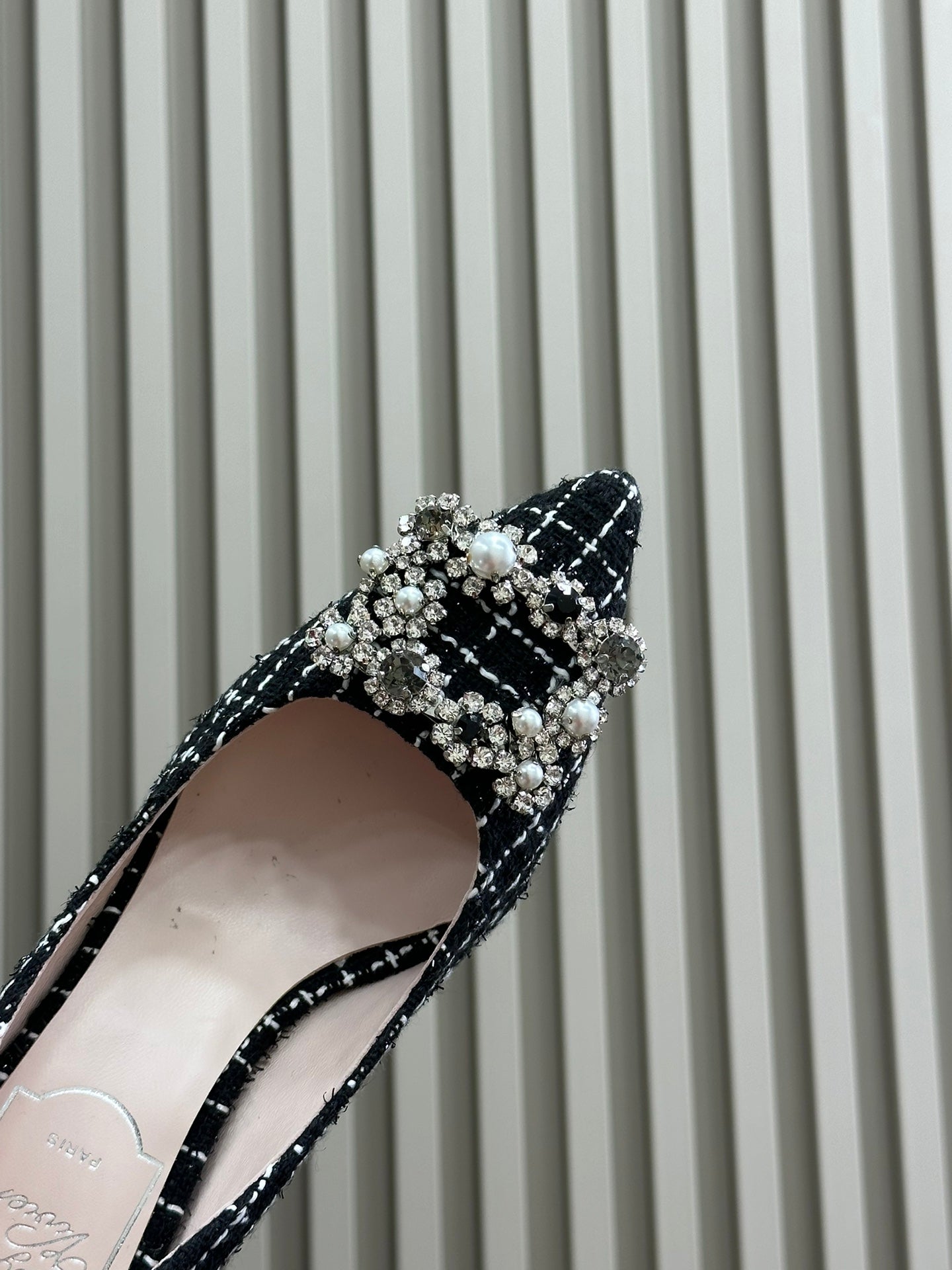 Flower Strass Buckle Pump 85 Black White Fabric