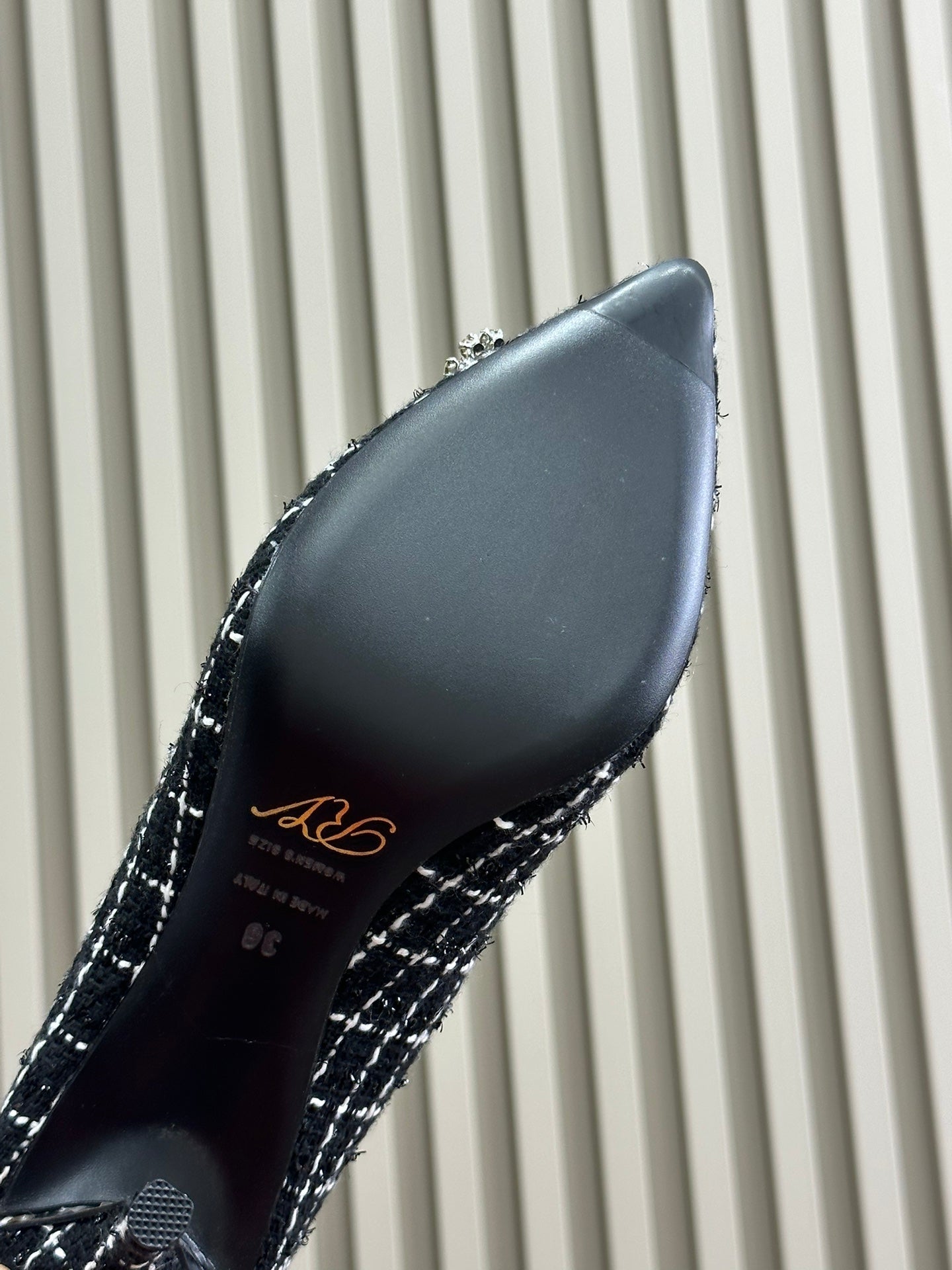 Flower Strass Buckle Pump 85 Black White Fabric