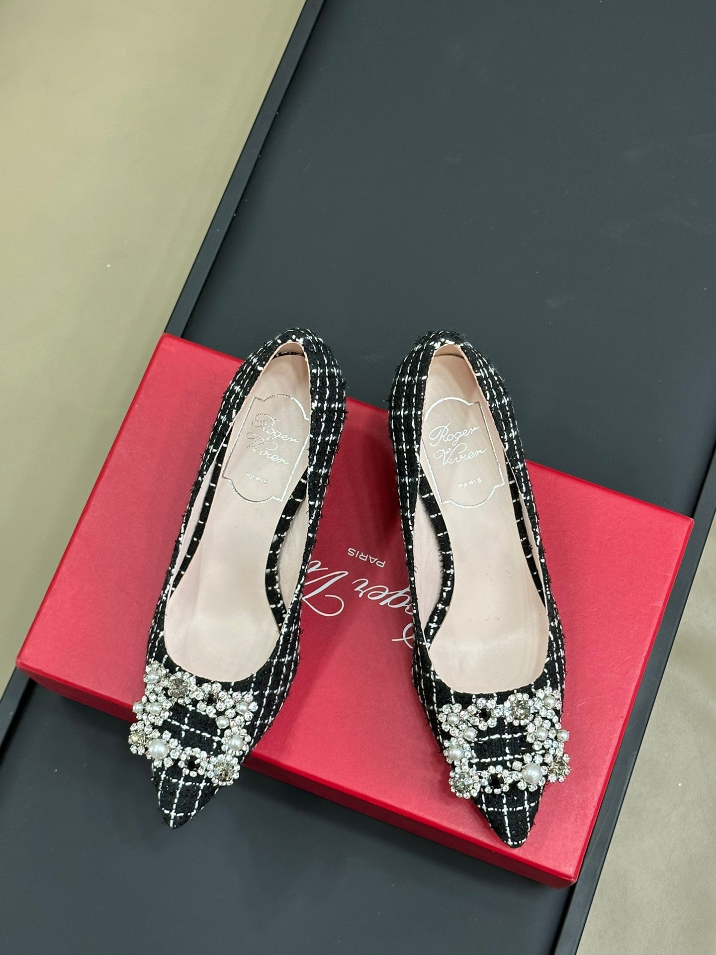 Flower Strass Buckle Pump 85 Black White Fabric