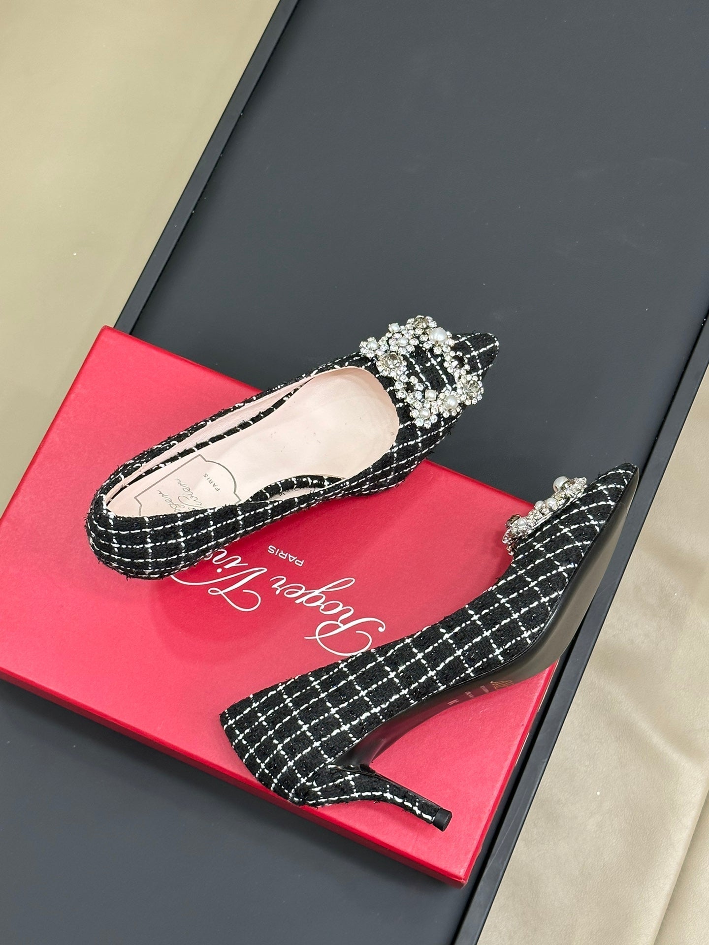Flower Strass Buckle Pump 85 Black White Fabric