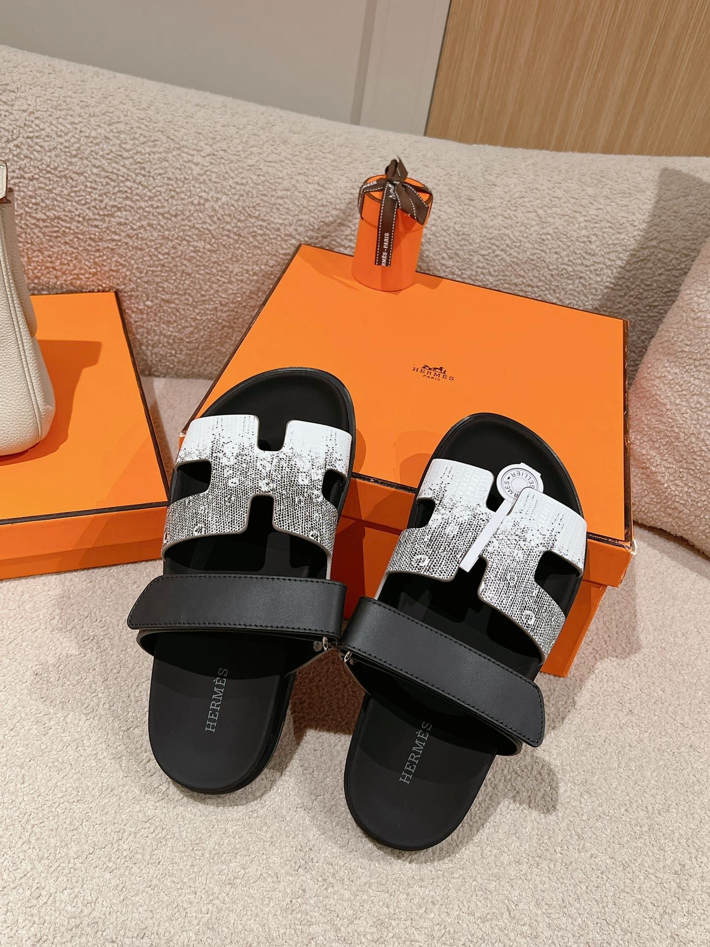 CHYPRE SANDAL OMBRE BLACK WHITE CALFSKIN