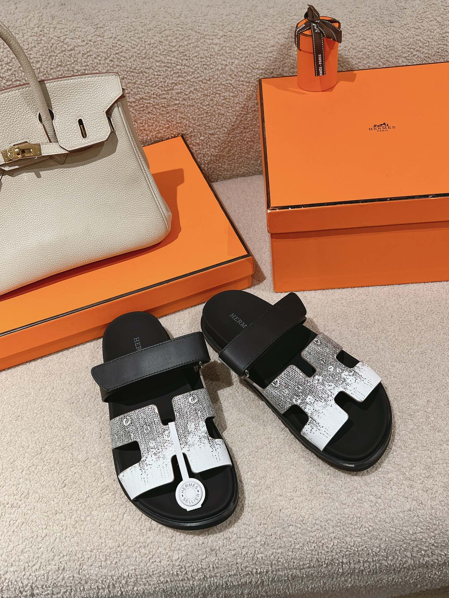 CHYPRE SANDAL OMBRE BLACK WHITE CALFSKIN