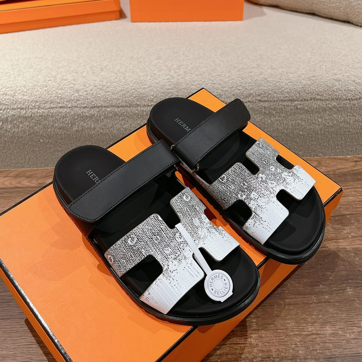 CHYPRE SANDAL OMBRE BLACK WHITE CALFSKIN