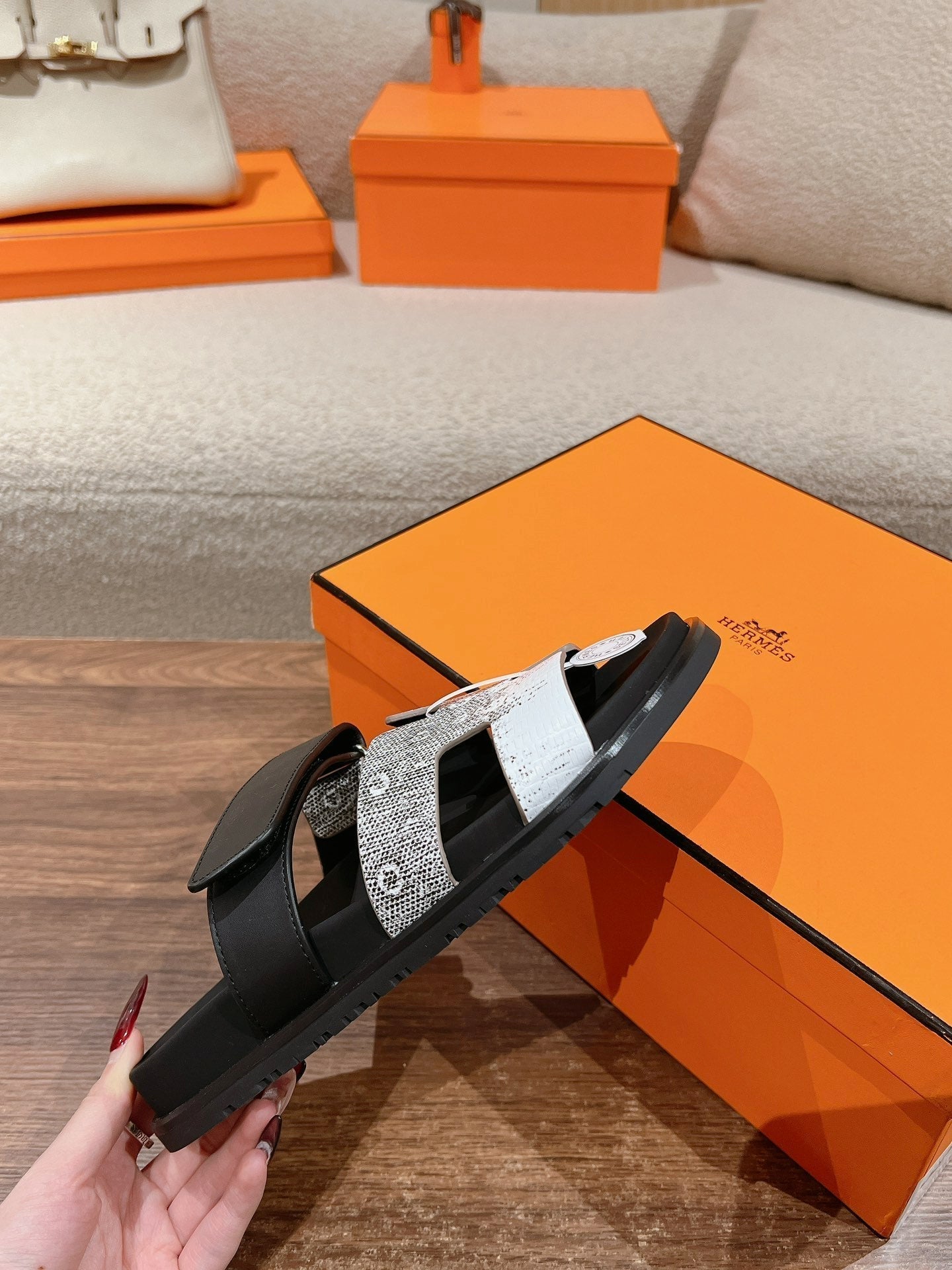 CHYPRE SANDAL OMBRE BLACK WHITE CALFSKIN