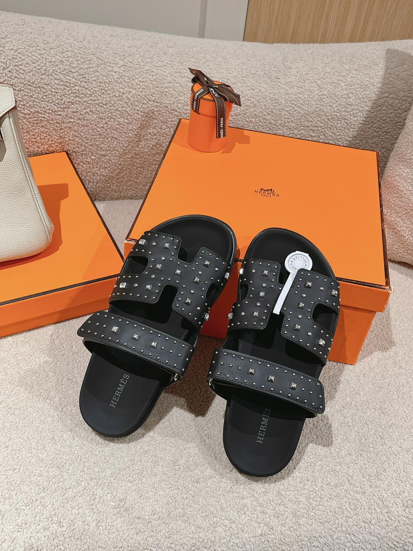 CHYPRE SANDAL BLACK CALFSKIN ATTACH CRYSTALS