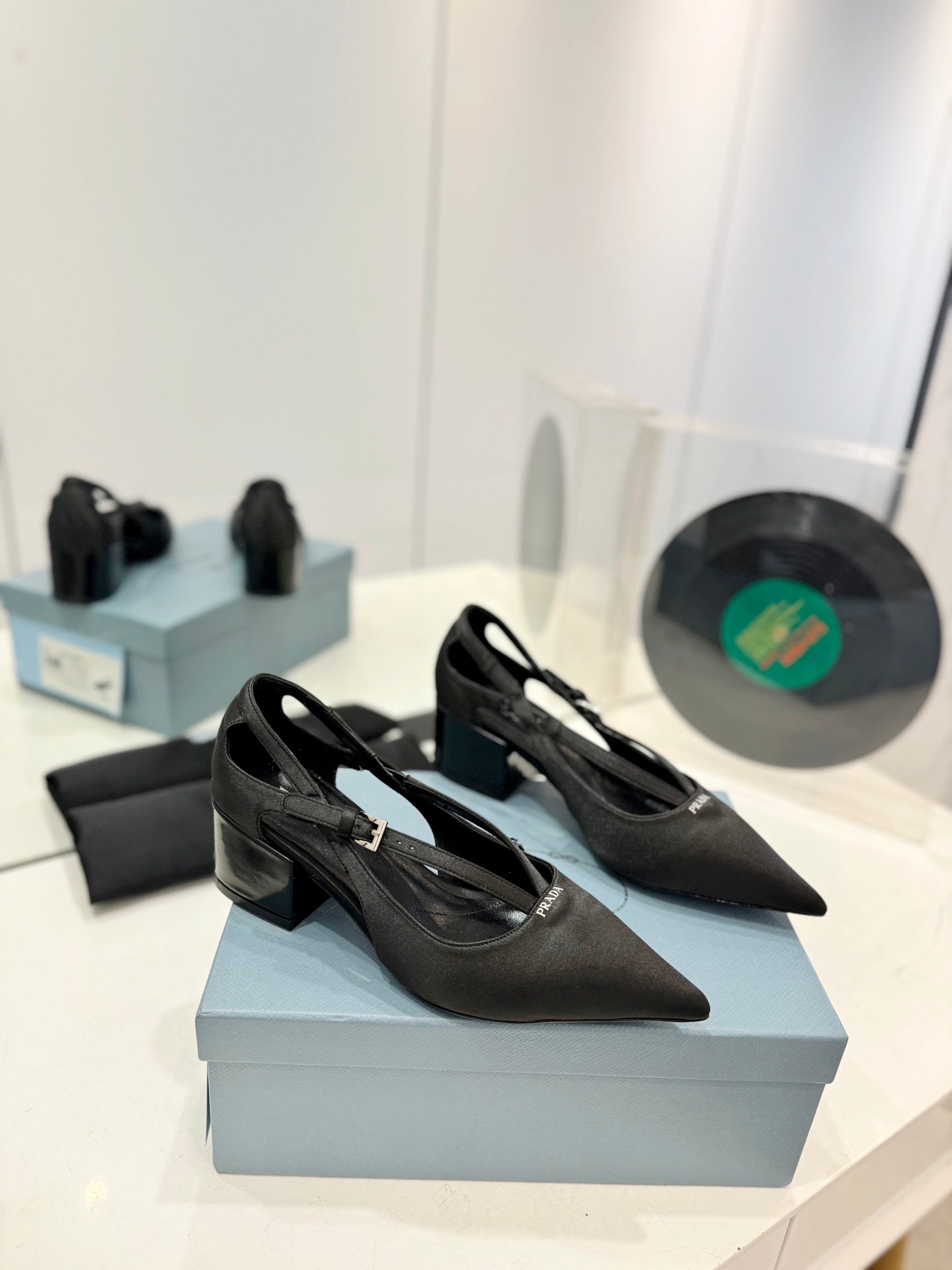 PRA STRAP CUT-OUT PUMPS BLACK SATIN