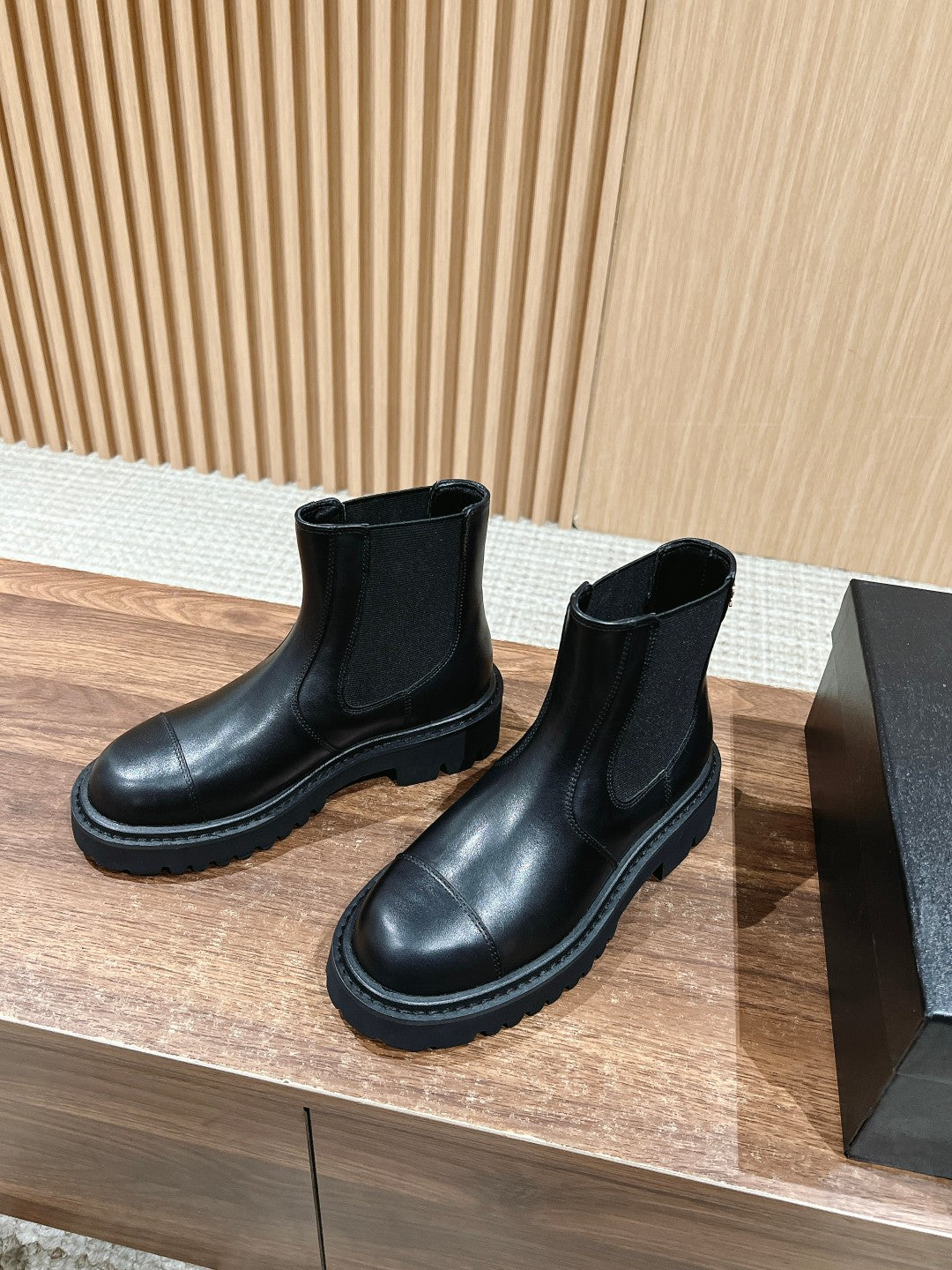 CC Chelsea Ankle Boots Black Calfskin 937074