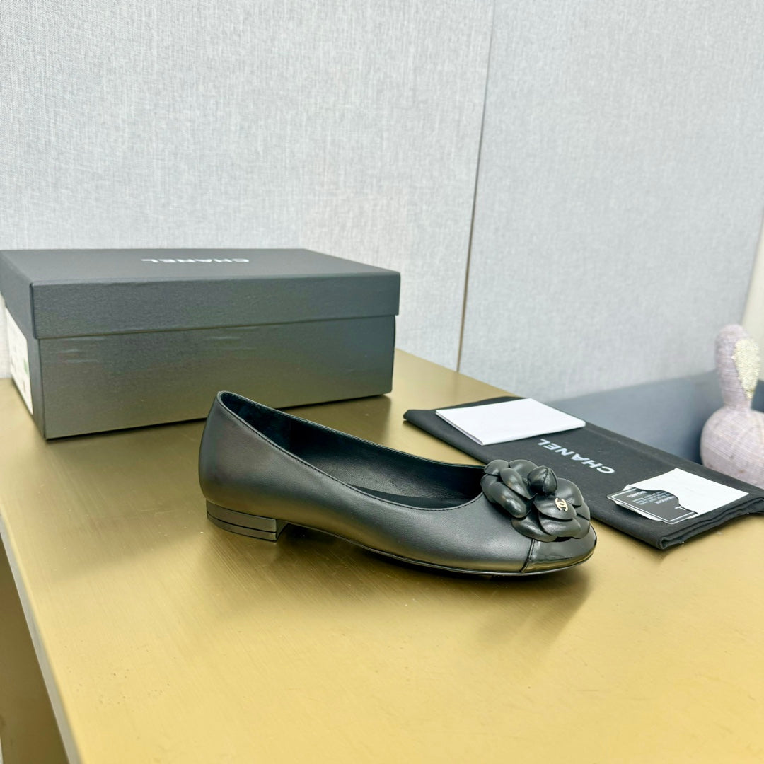 CC 25P Ballet Flat Flower Black Calfskin Patent Calfskin