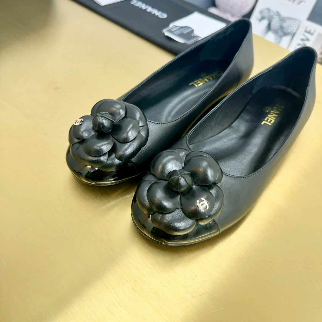CC 25P Ballet Flat Flower Black Calfskin Patent Calfskin