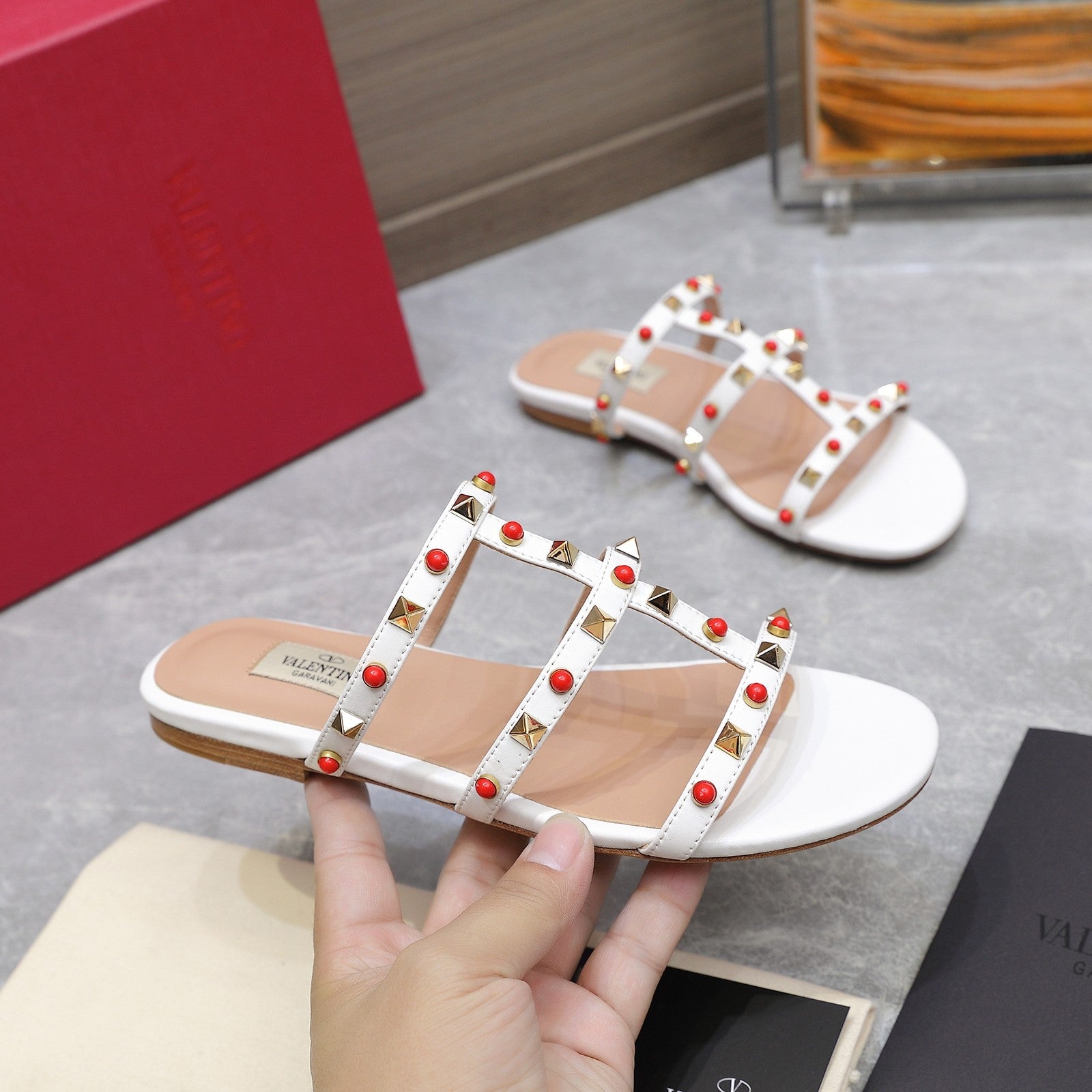 VT 25 Rockstud leather slides White Sheepskin 289660