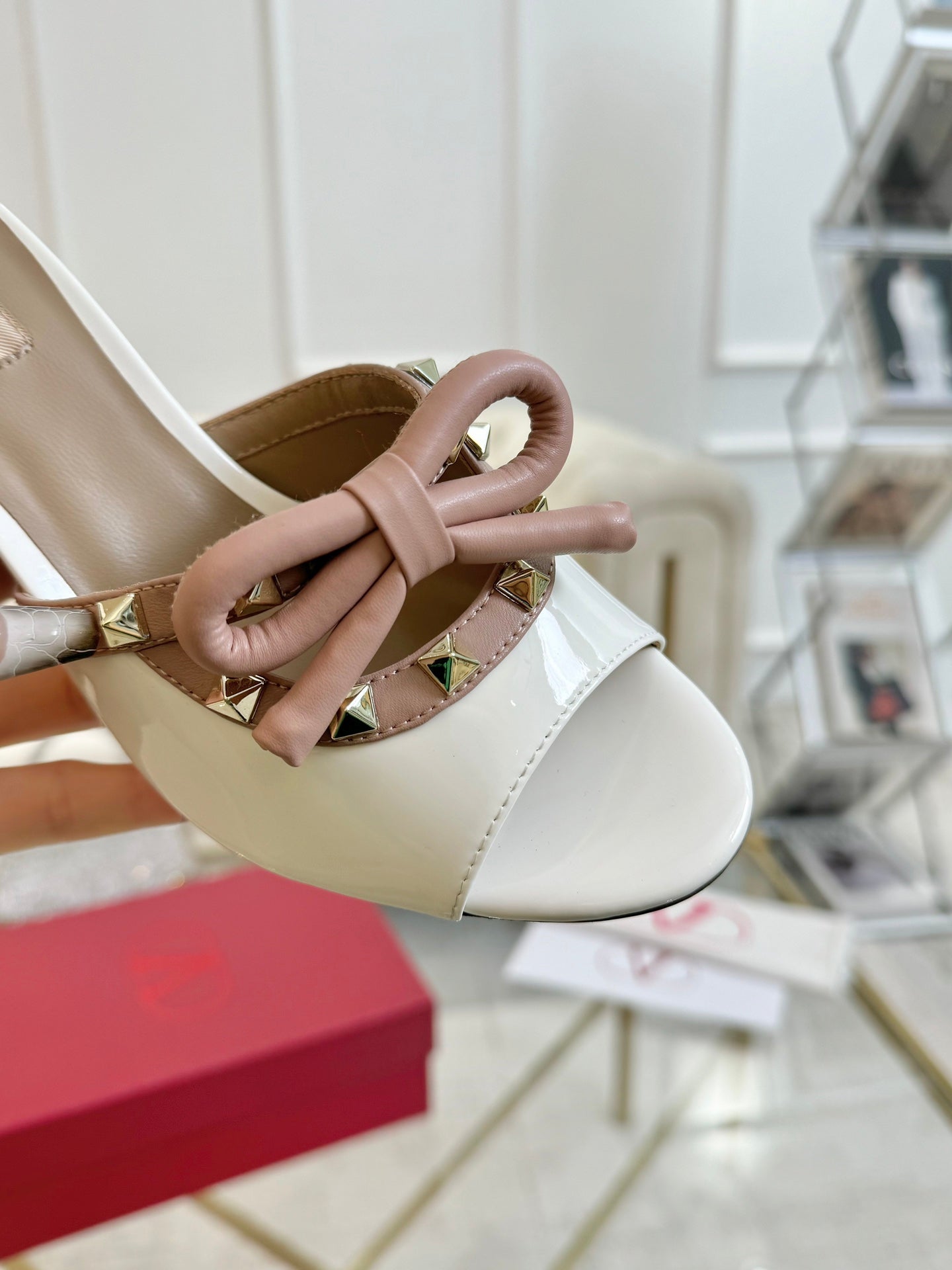 VT 25 Rockstud Bow Mule White Patent Leather