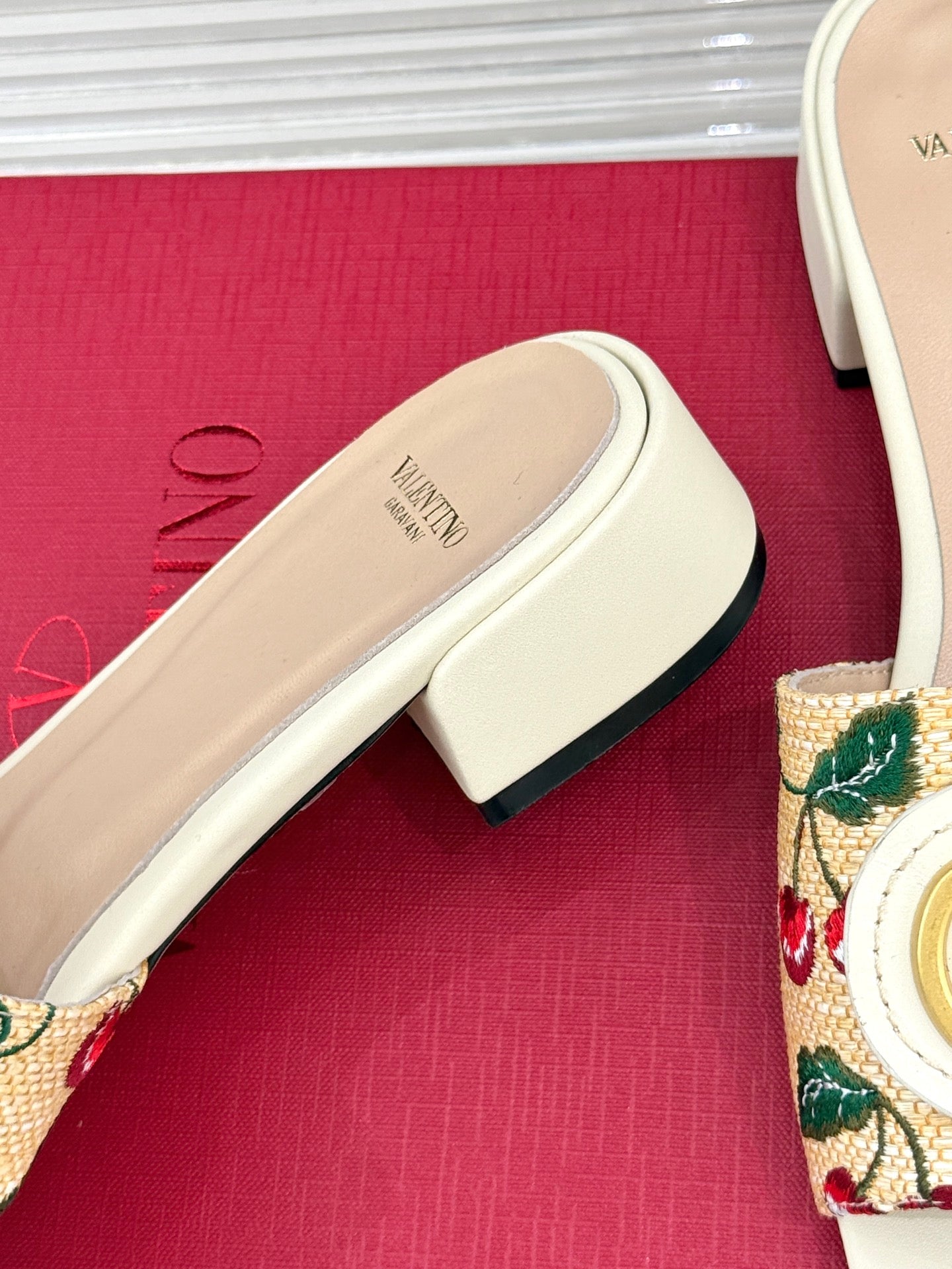 VT 25 Cherryfic Leather Trimmed Slides White Sheepskin 286504