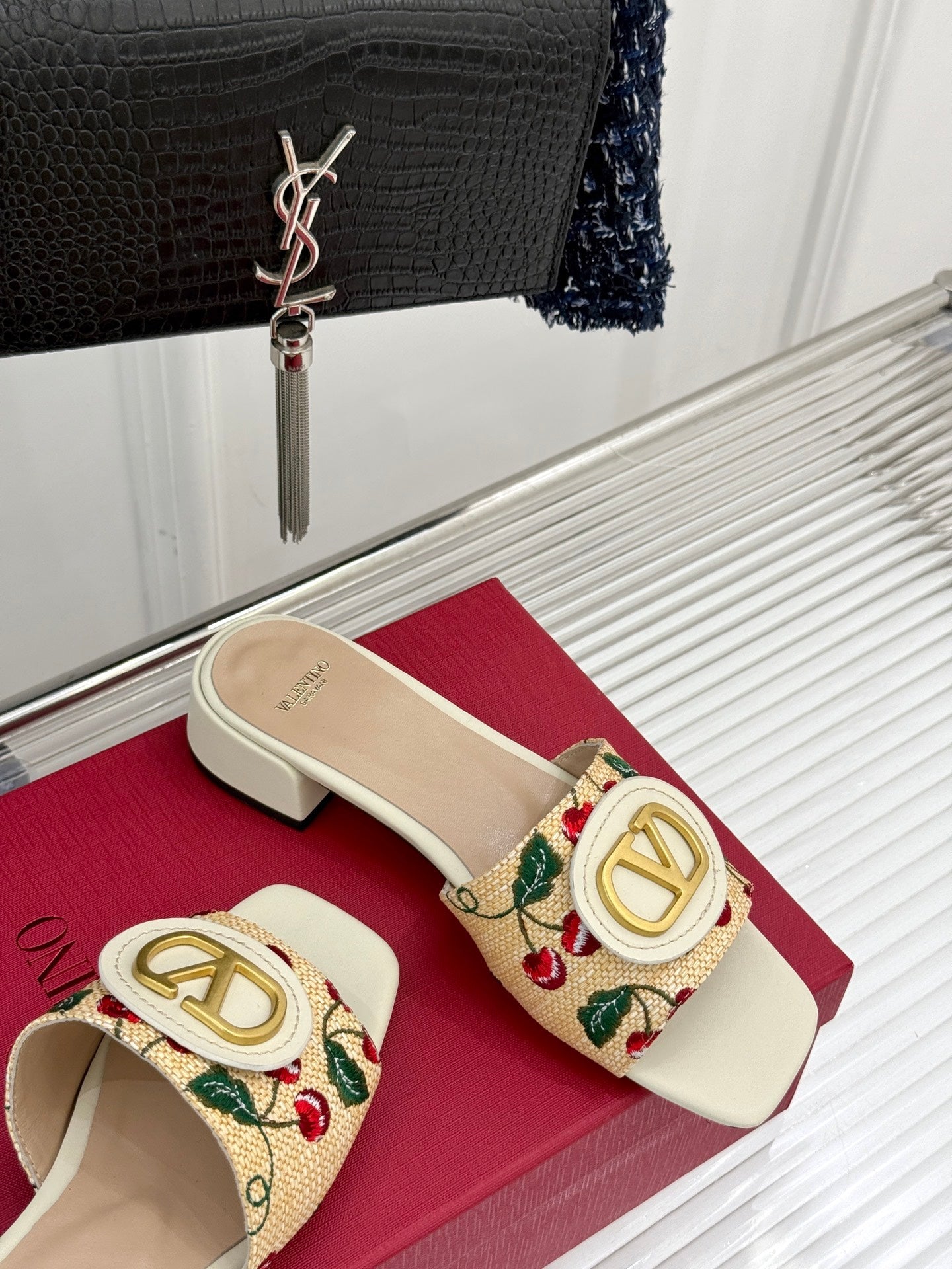 VT 25 Cherryfic Leather Trimmed Slides White Sheepskin 286504