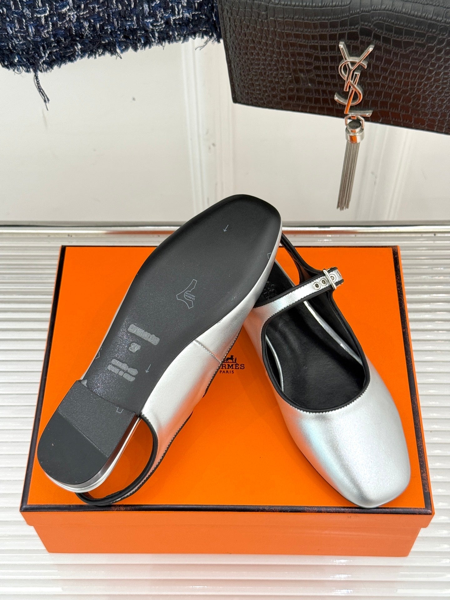 HM flat sandals sliver lambskin 474119