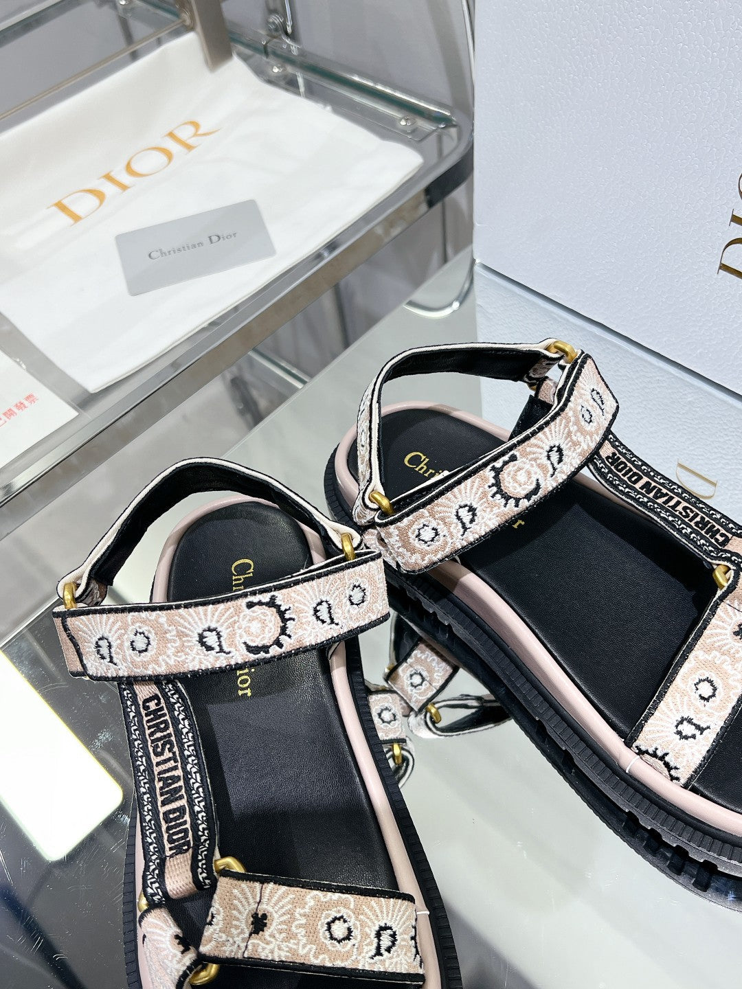 CD D-Wave Sandal In Light Pink Black Cowhide 100761