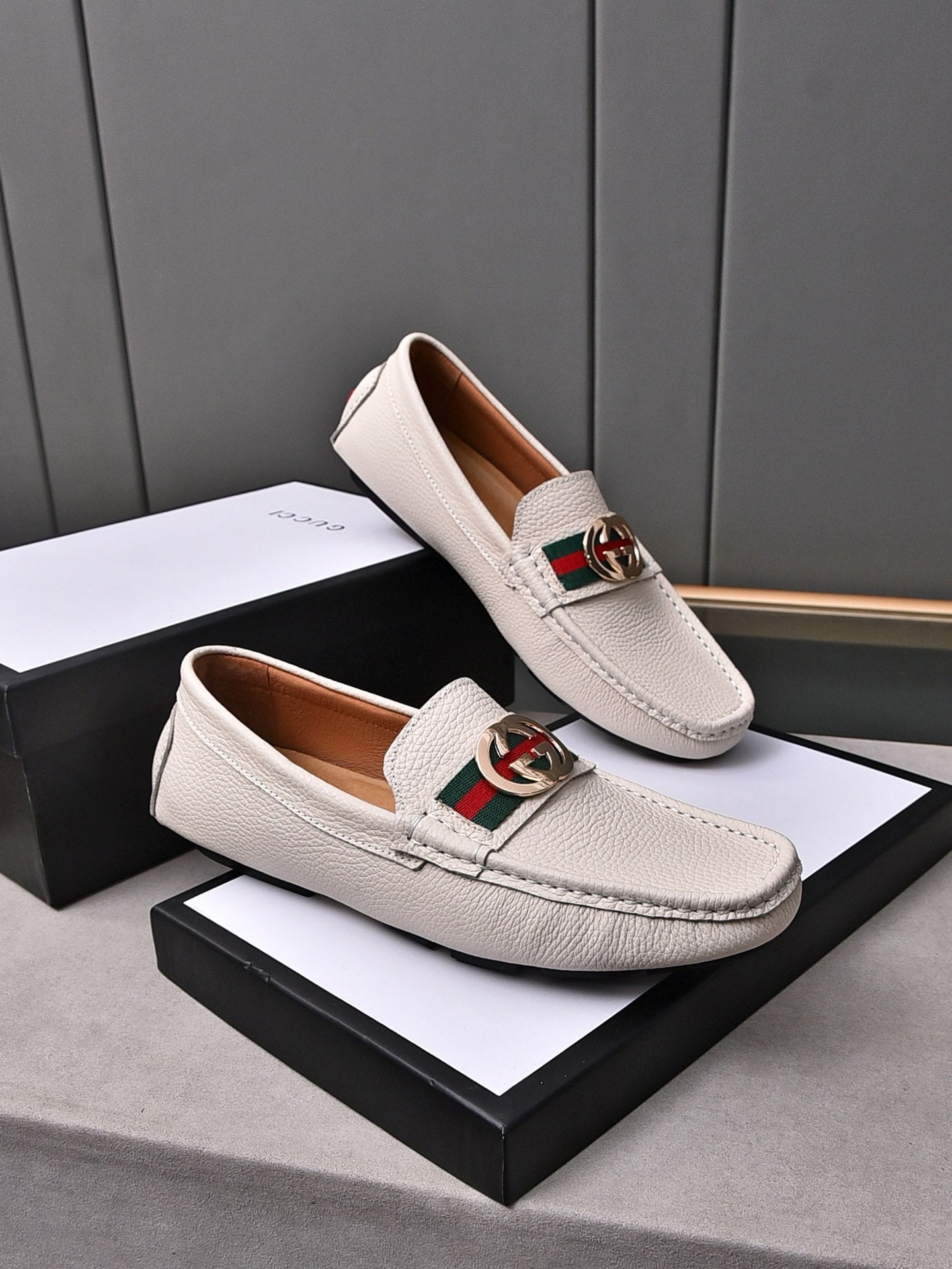 GG Men's Interlocking GG Loafer White Cowhide 853335