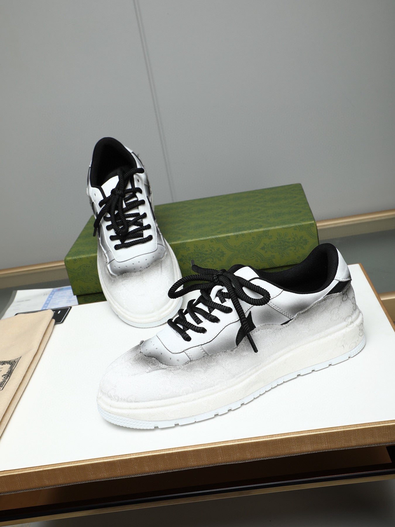 GG Men's Sneaker Black White 587316