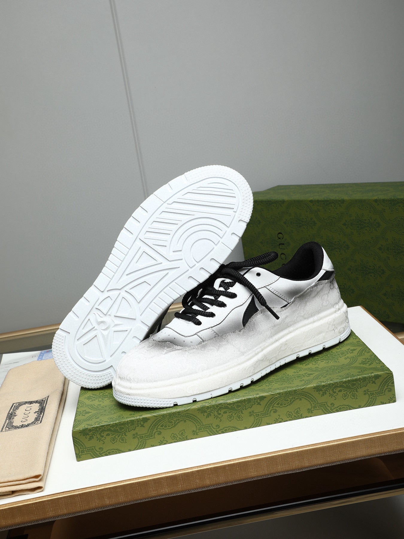 GG Men's Sneaker Black White 587316