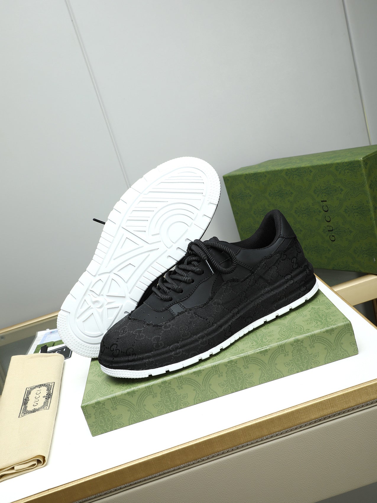 GG Men's Sneaker Black Cowhide 587325