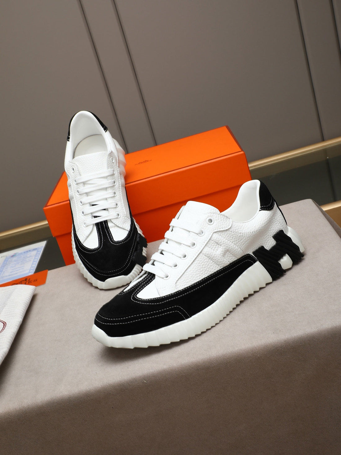 HM Men's Bouncing Sneakers White Black Sheepskin Suede 664381