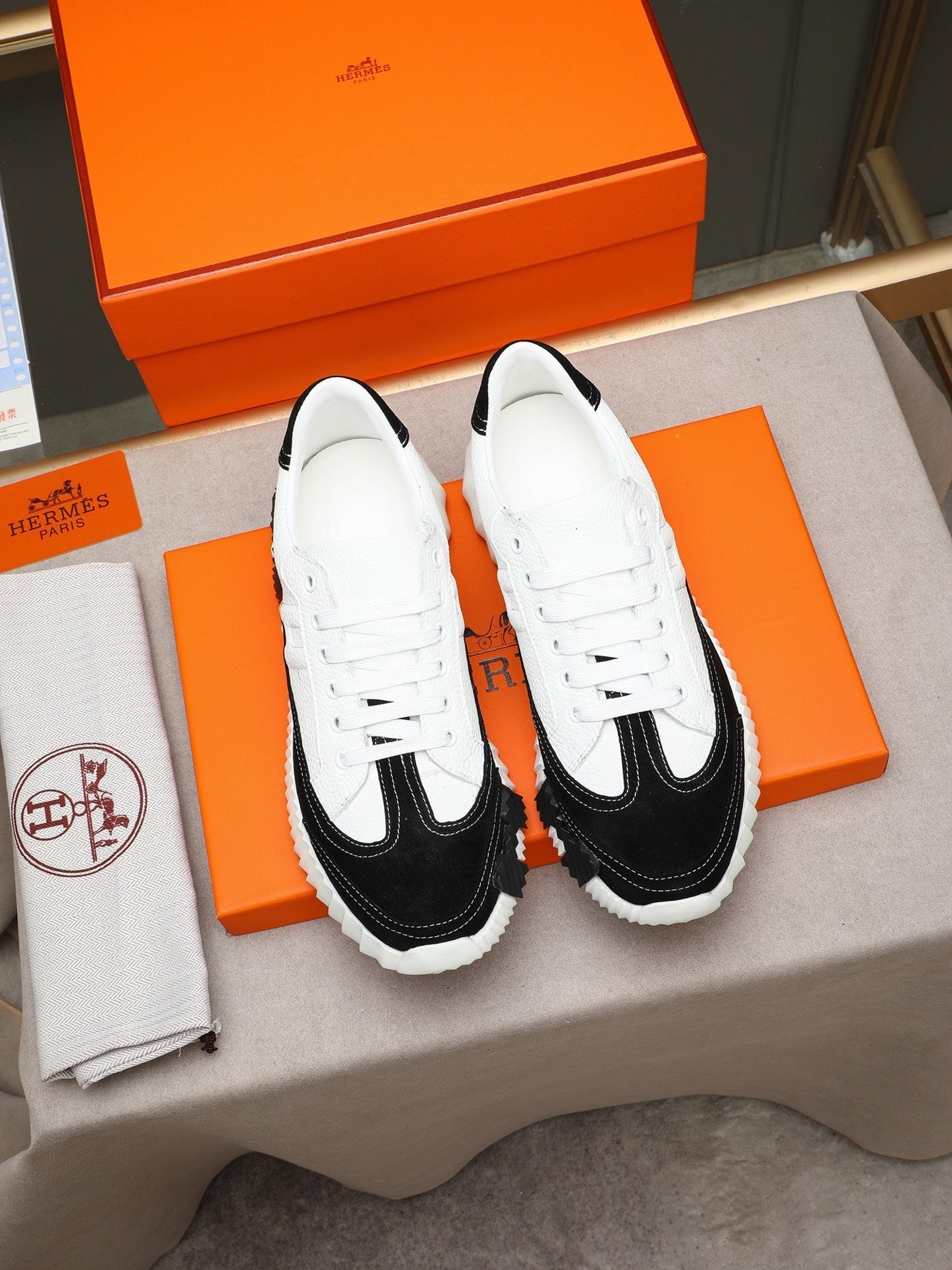 HM Men's Bouncing Sneakers White Black Sheepskin Suede 664381