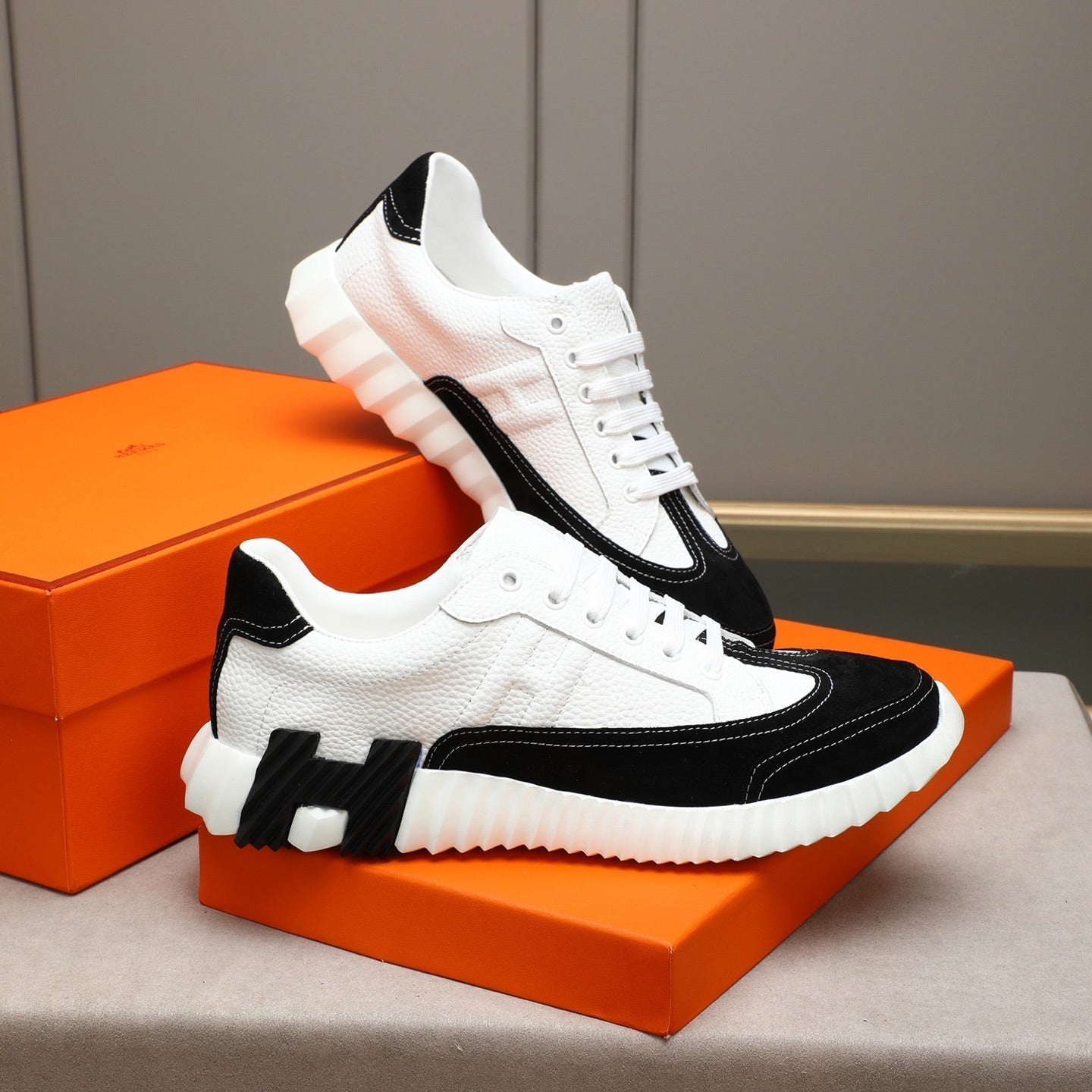 HM Men's Bouncing Sneakers White Black Sheepskin Suede 664381