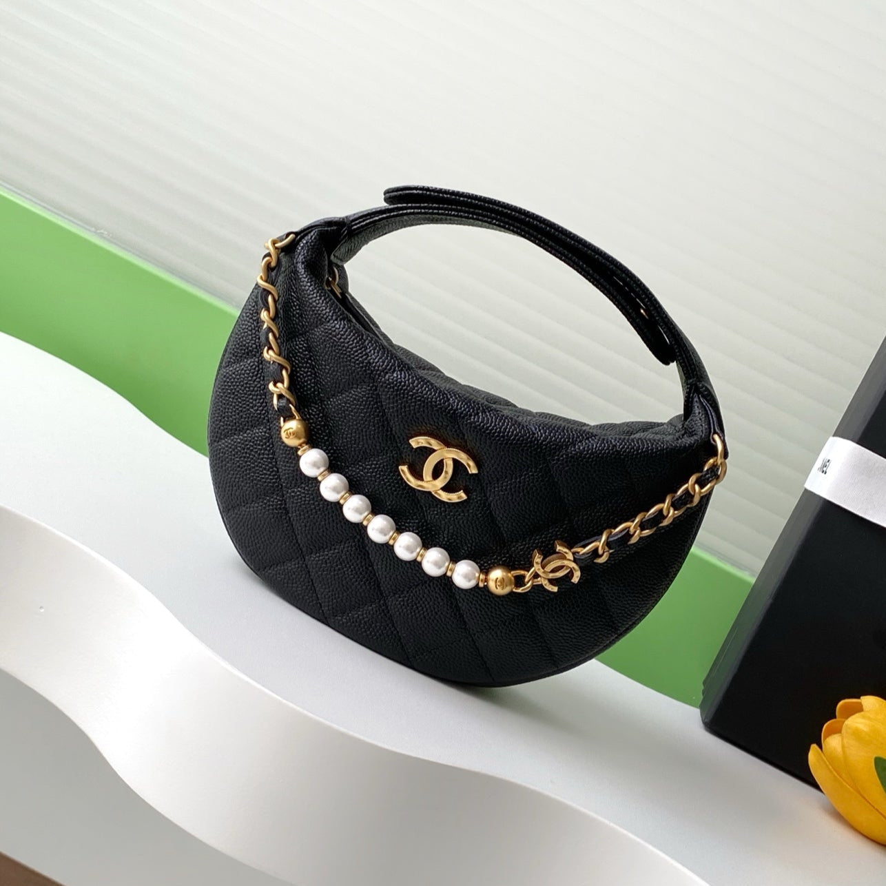 CC 25S Pouch Bag 17cm Black Grained Calfskin Pearl