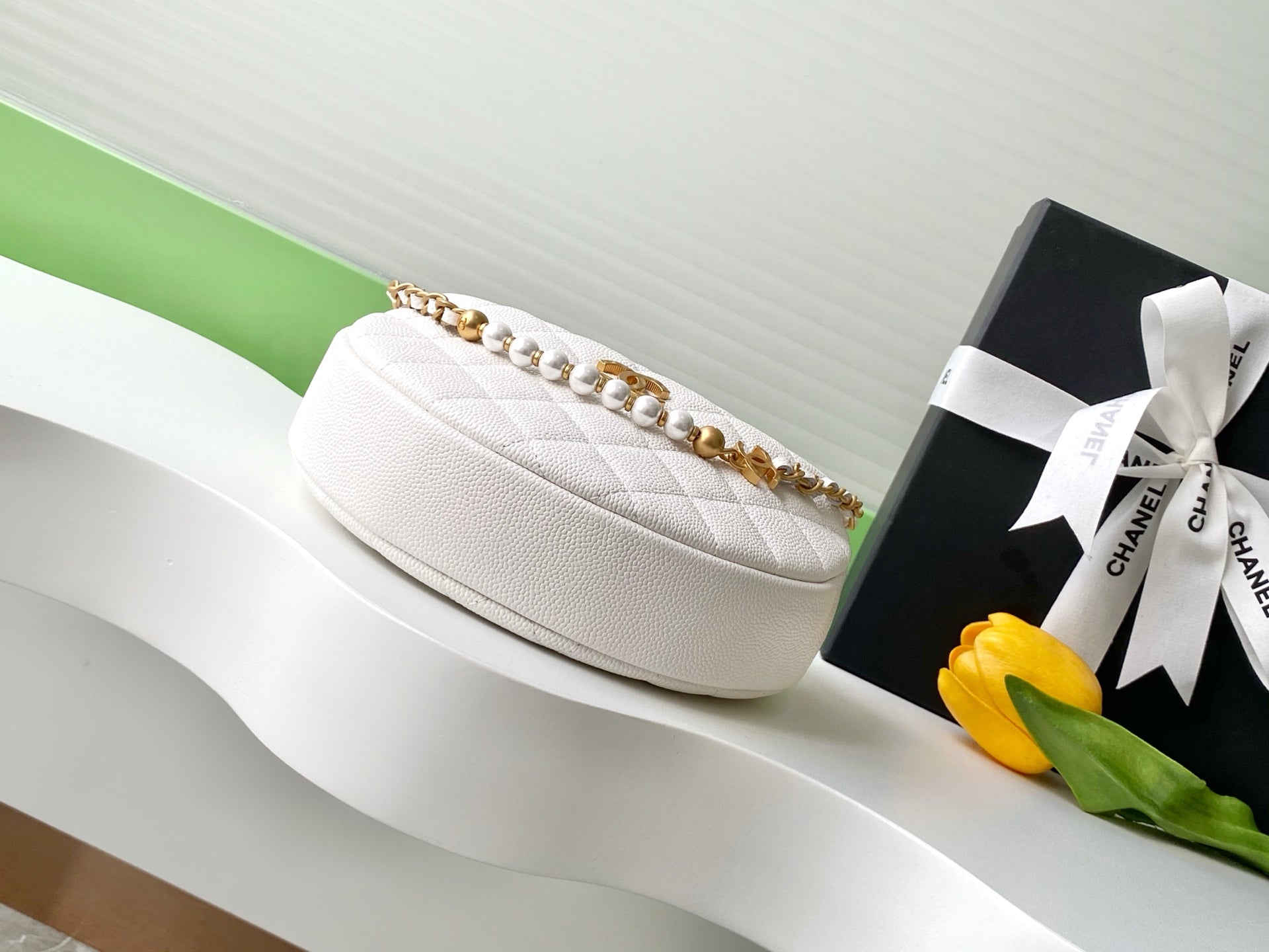 CC 25S Pouch Bag 17cm White Grained Calfskin Pearl