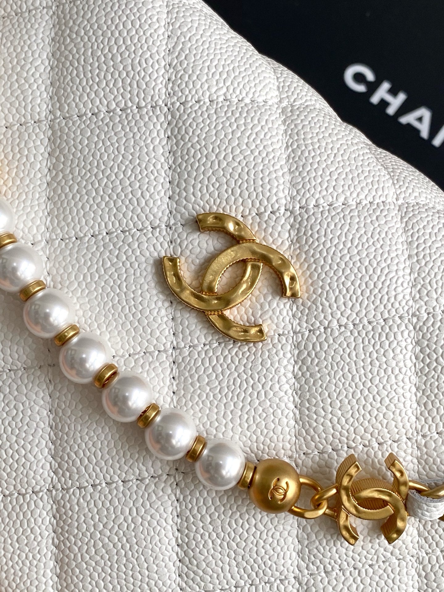 CC 25S Pouch Bag 17cm White Grained Calfskin Pearl