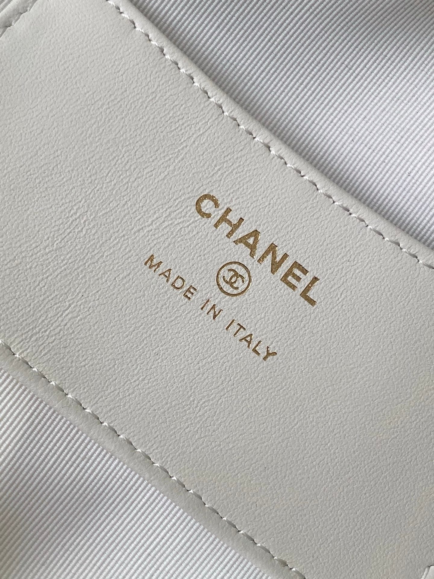 CC 25S Pouch Bag 17cm White Grained Calfskin Pearl