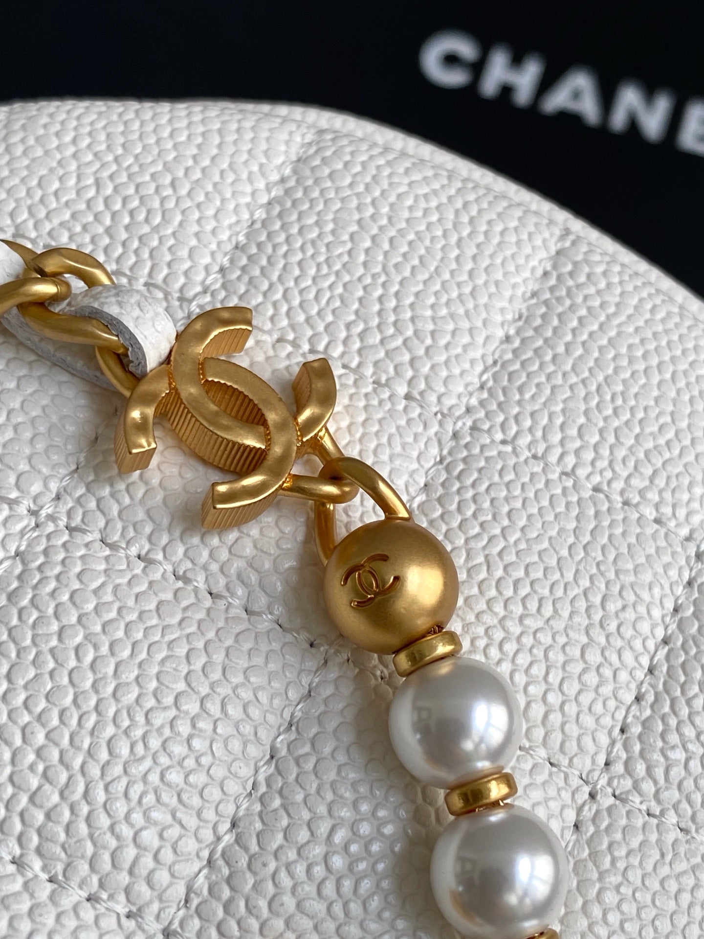 CC 25S Pouch Bag 17cm White Grained Calfskin Pearl