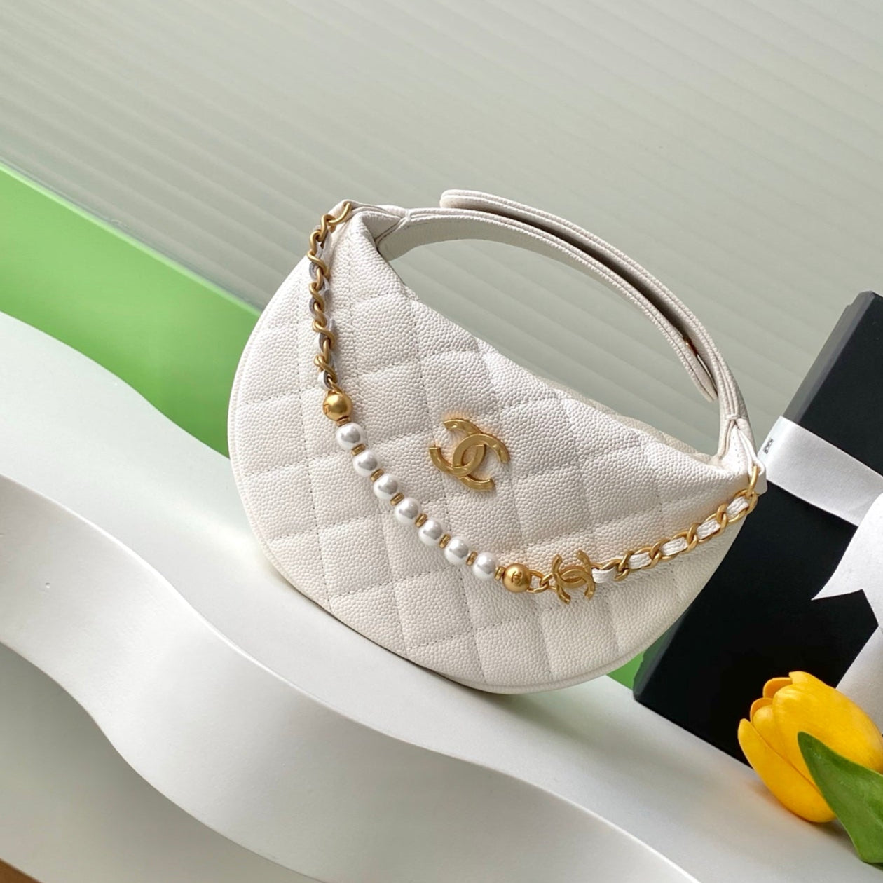 CC 25S Pouch Bag 17cm White Grained Calfskin Pearl