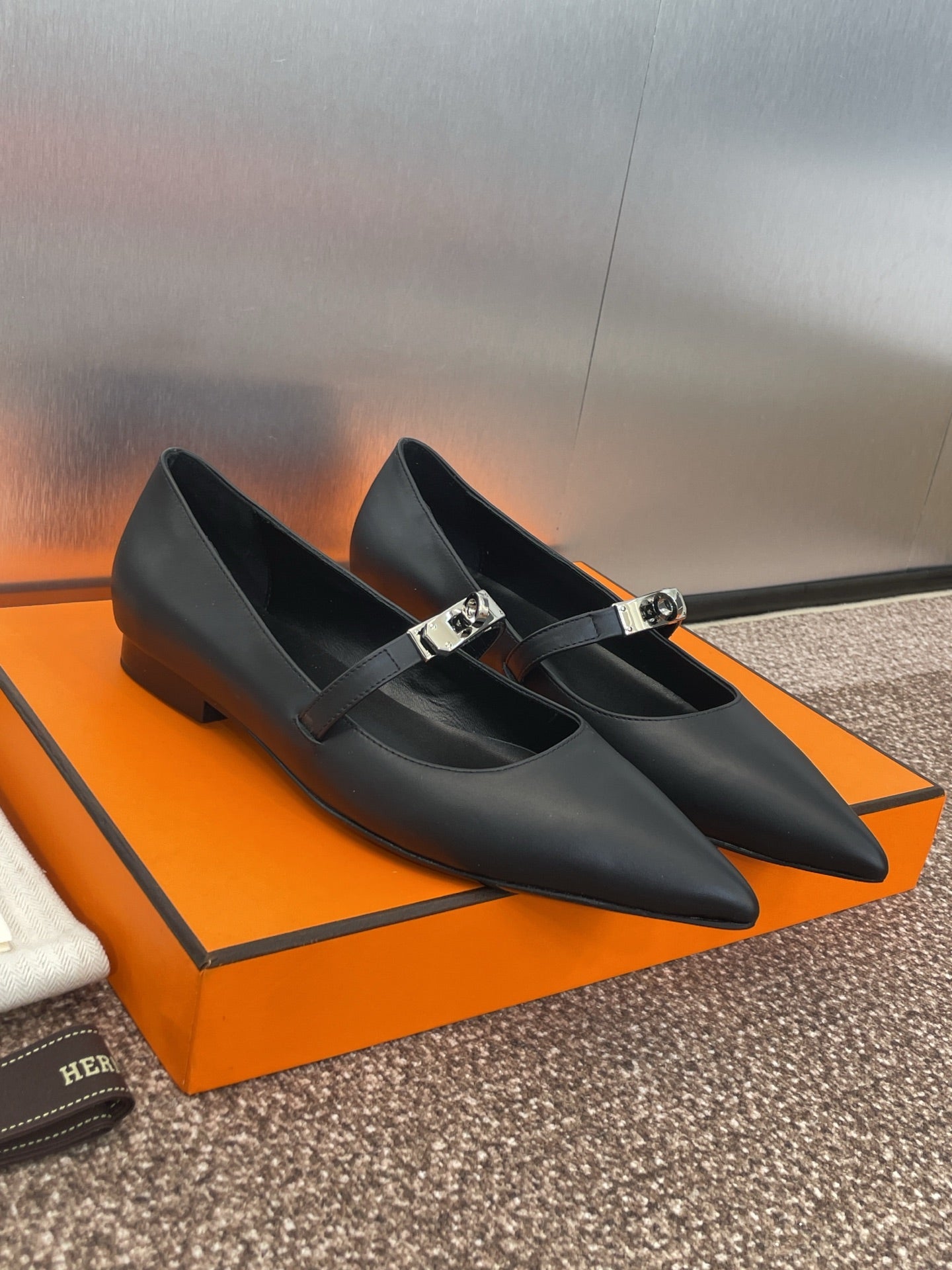 HM 25C Kelly Ballet Flat Noir Calfskin 208268