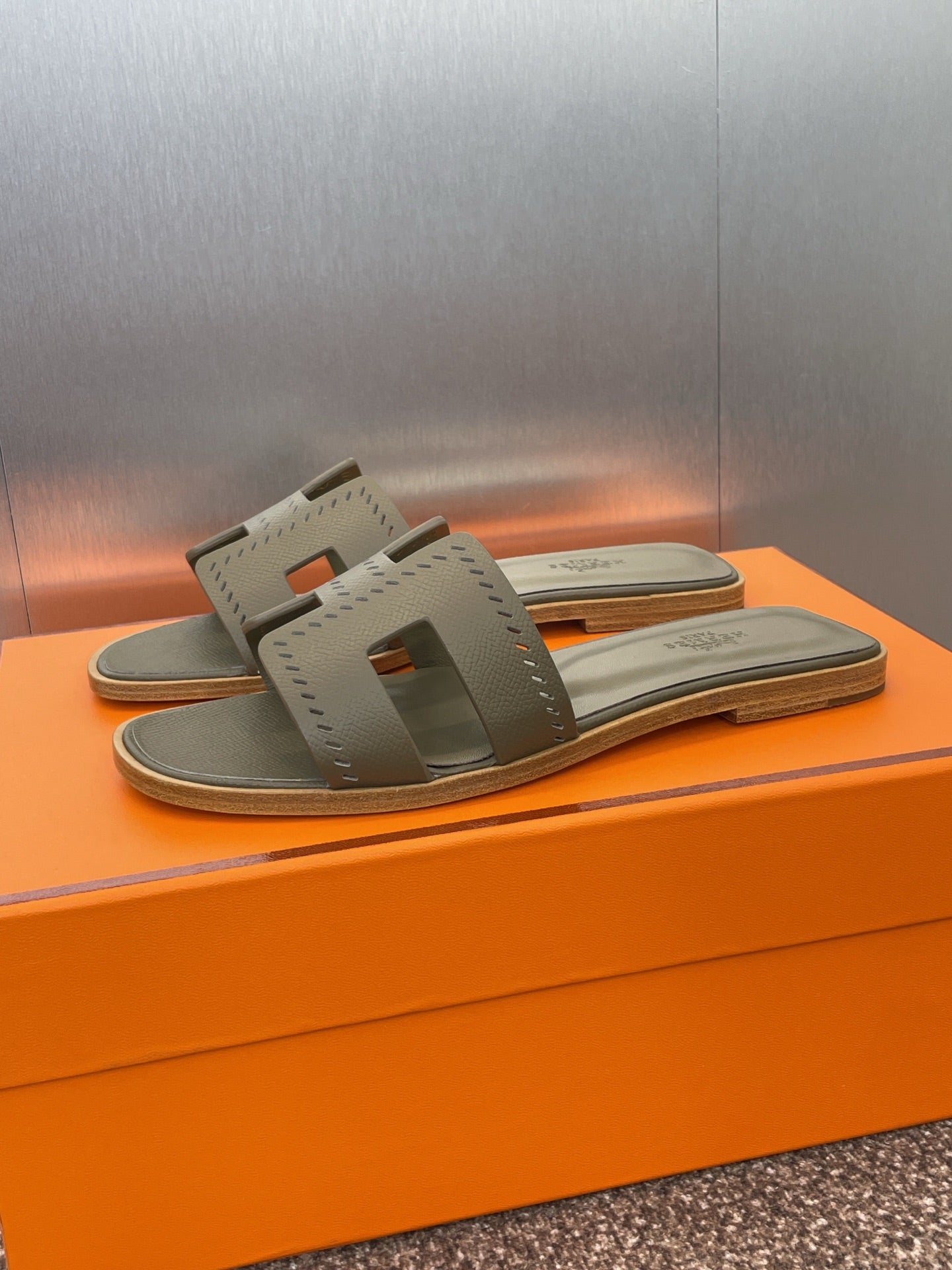 HM 25 Oran Sandal Etoupe Perforate Epsom Leather