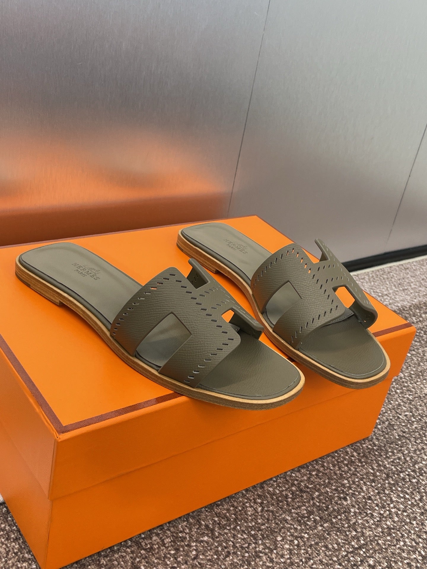 HM 25 Oran Sandal Etoupe Perforate Epsom Leather