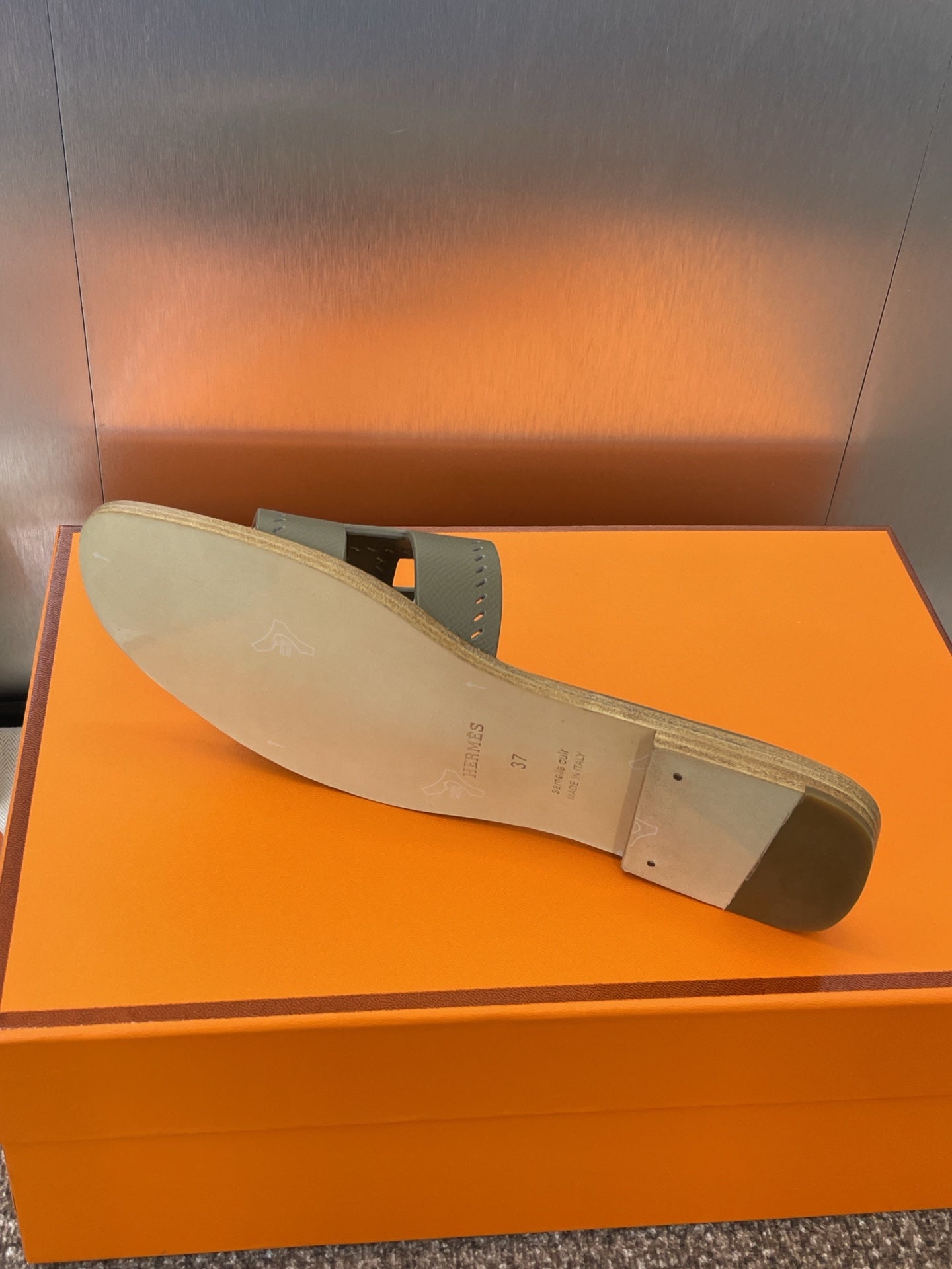 HM 25 Oran Sandal Etoupe Perforate Epsom Leather