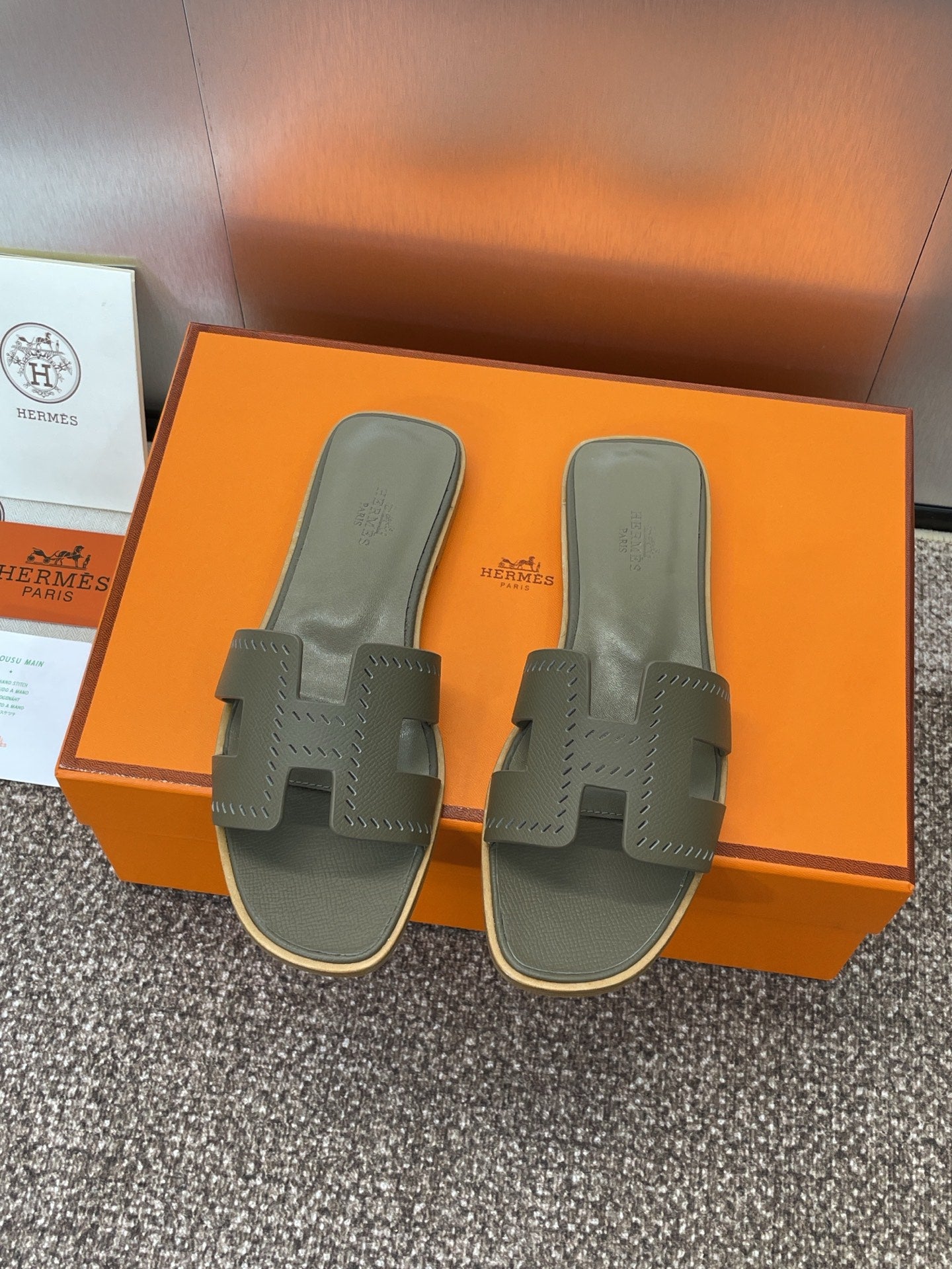 HM 25 Oran Sandal Etoupe Perforate Epsom Leather