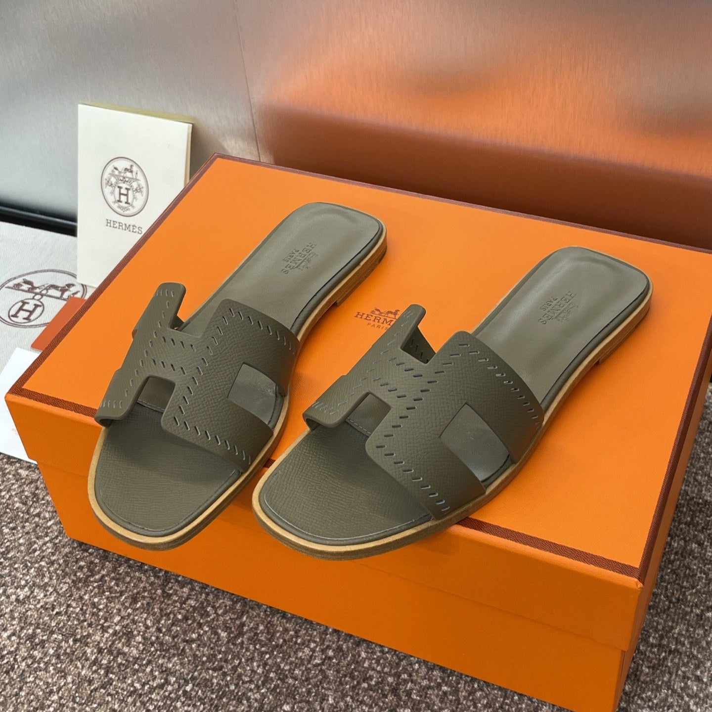 HM 25 Oran Sandal Etoupe Perforate Epsom Leather