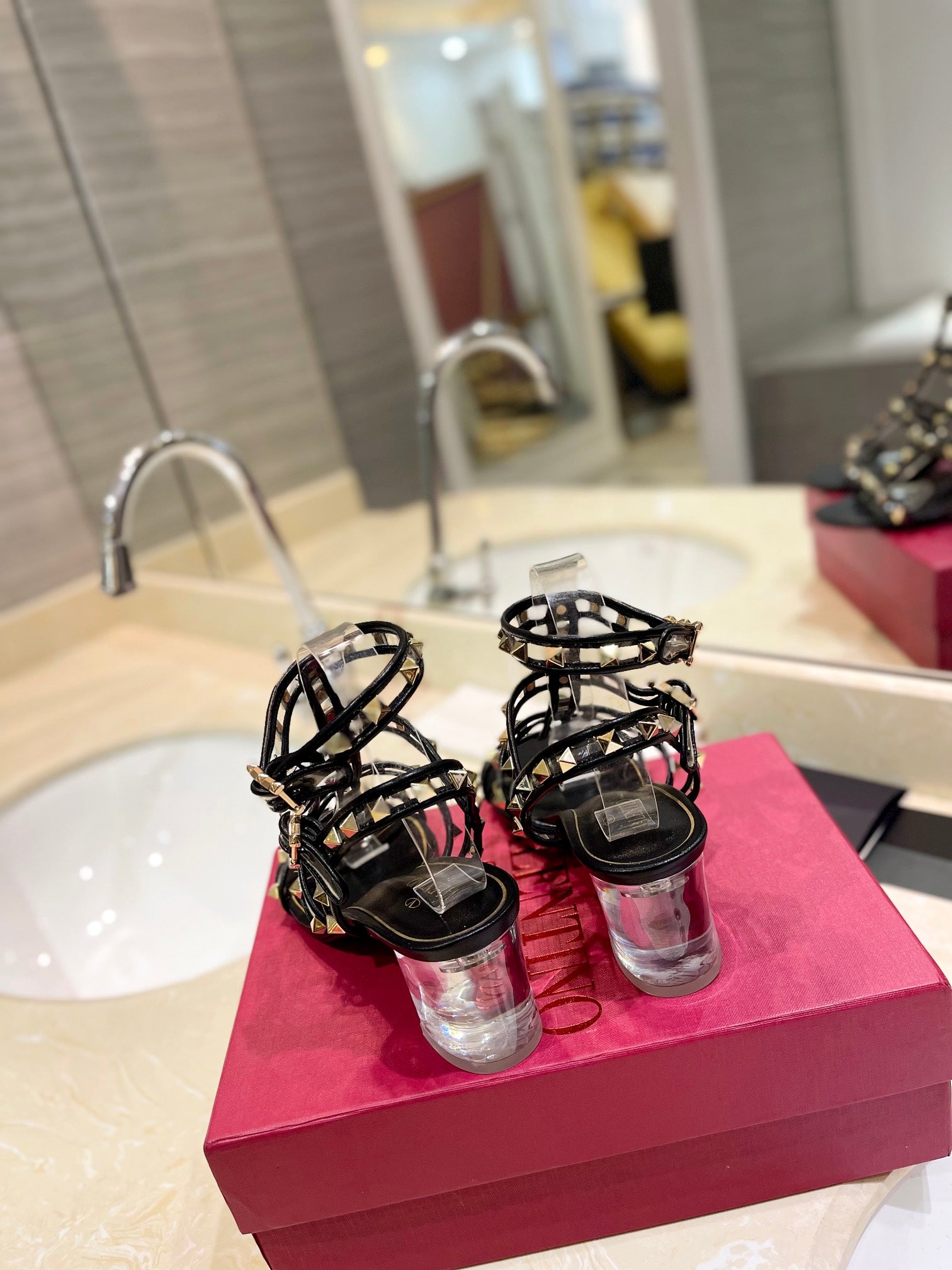 ROCKSTUD SANDAL WITH STRAP IN BLACK CALFSKIN 60 MM