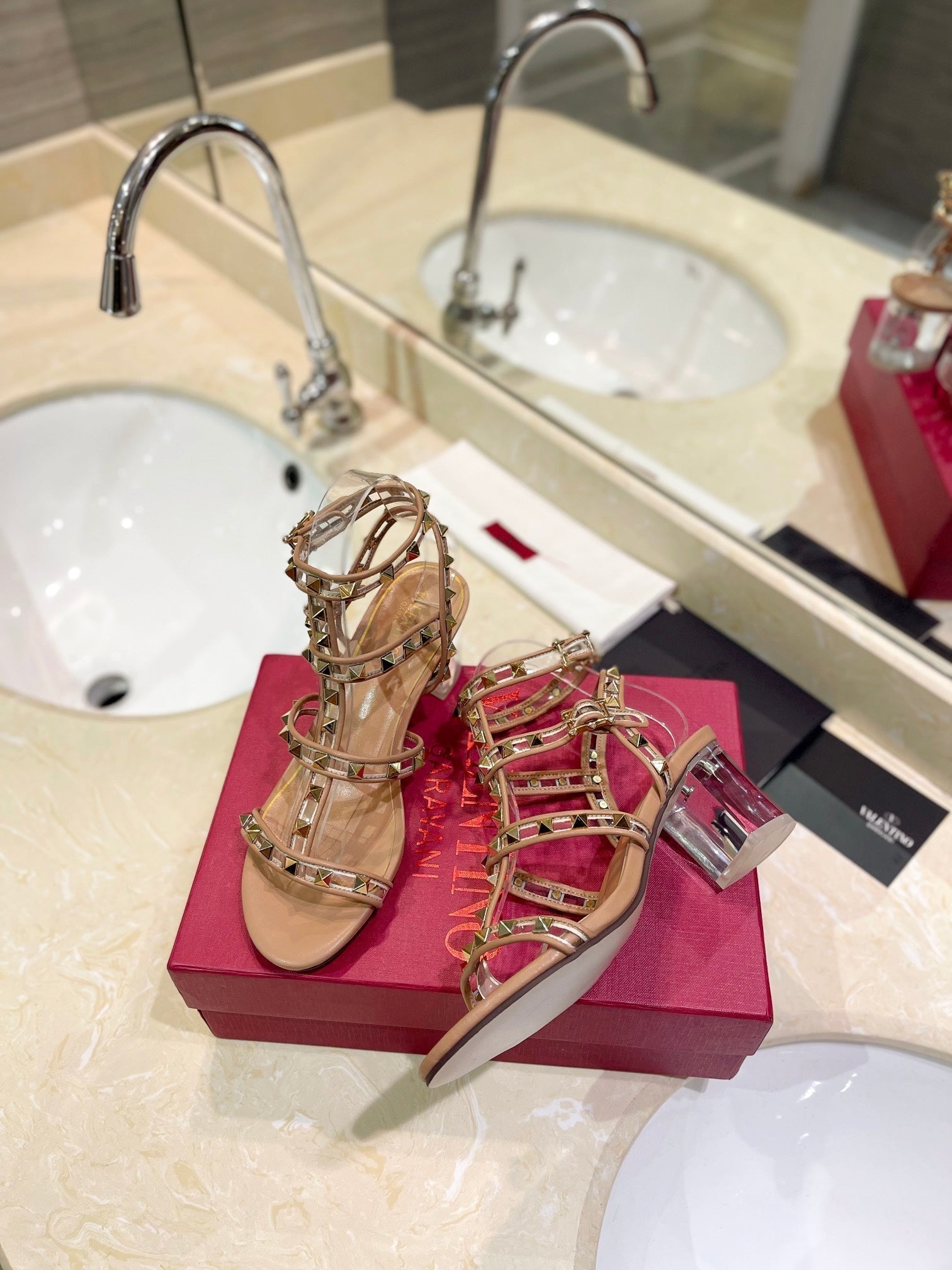 ROCKSTUD SANDAL WITH STRAP IN CAMEL BROWN CALFSKIN 60 MM