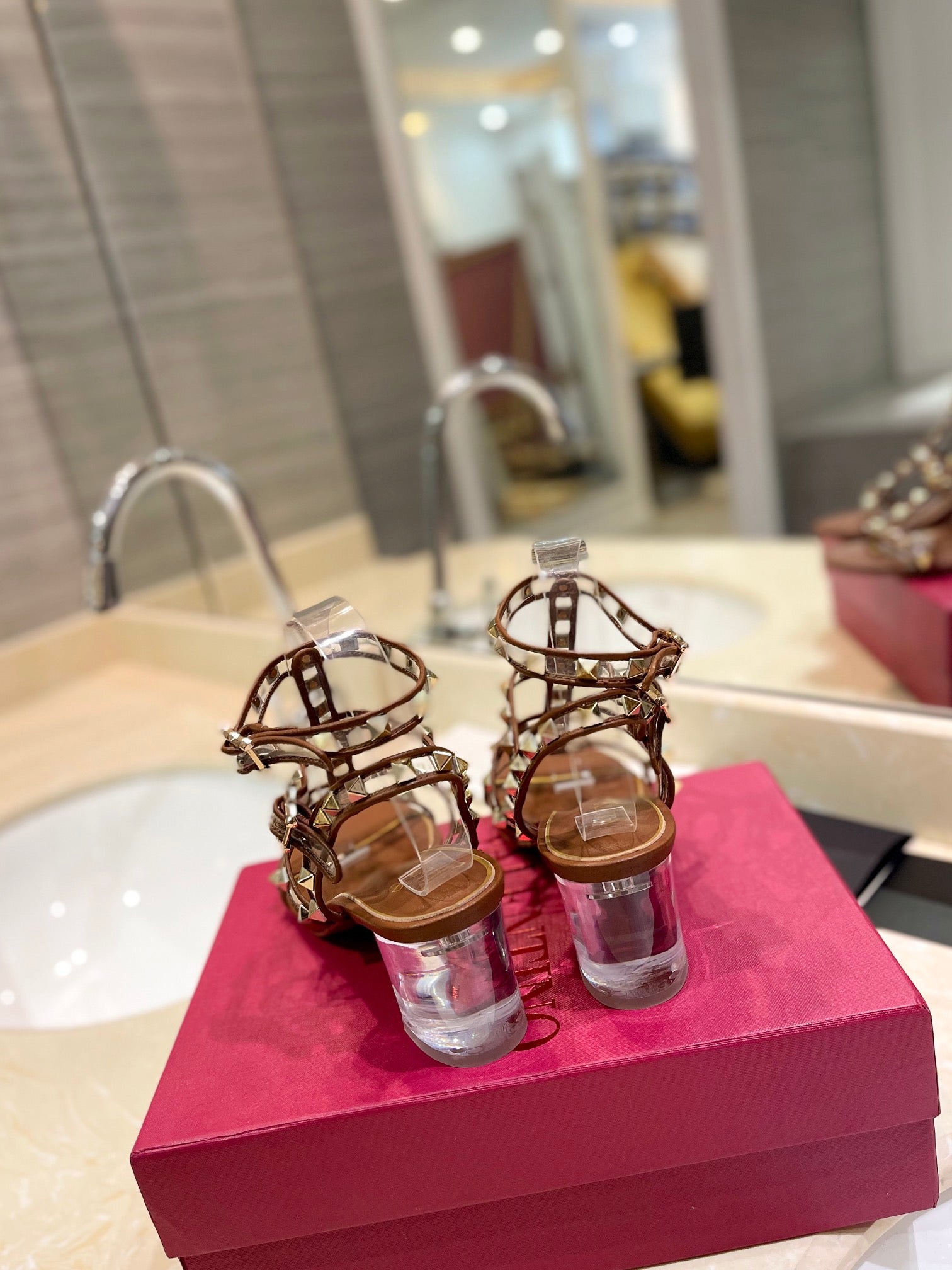 ROCKSTUD SANDAL WITH STRAP IN BRONZE BROWN CALFSKIN 60 MM