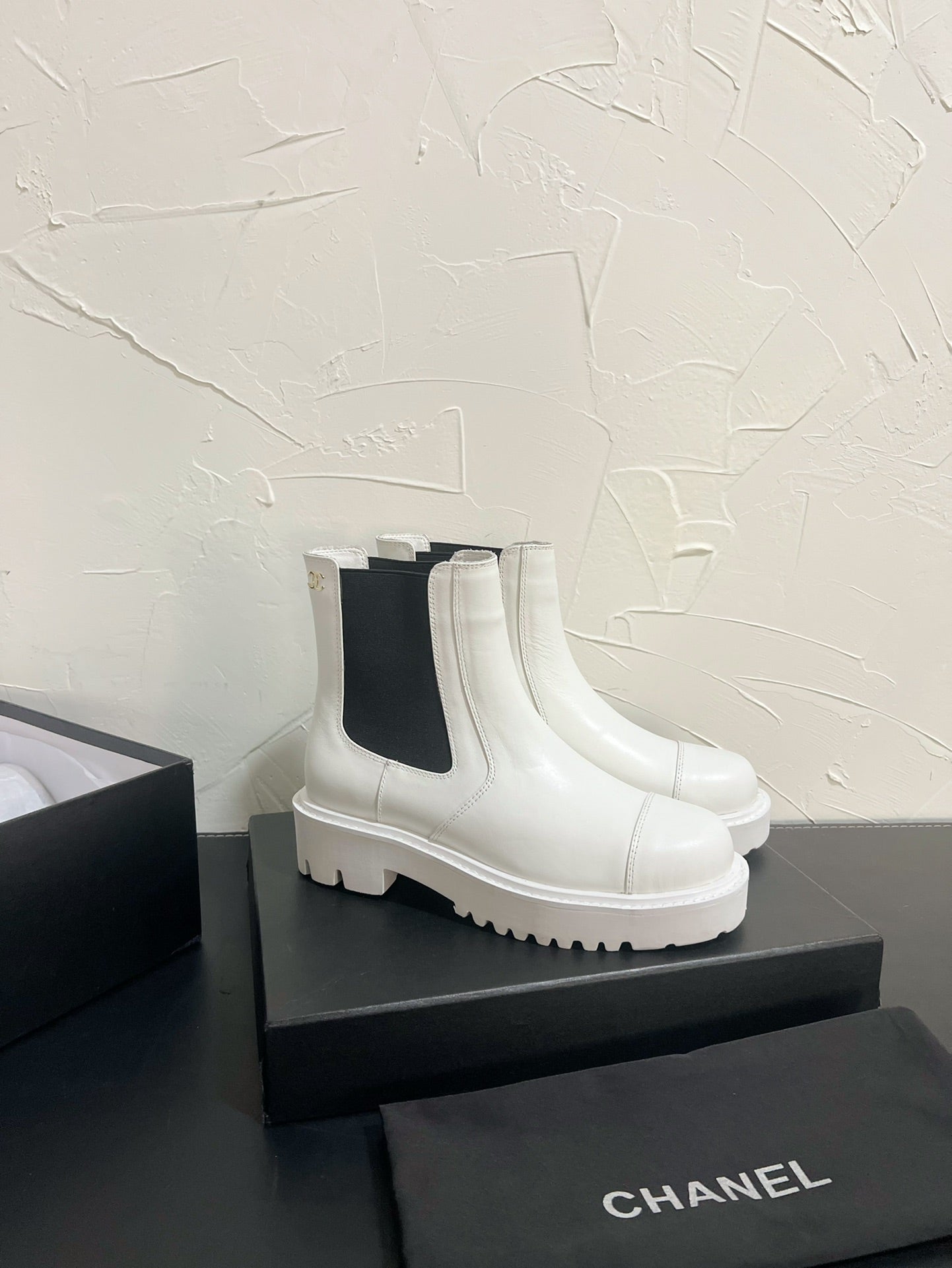 CC Chelsea Ankle Boots In White Cowhide  949684