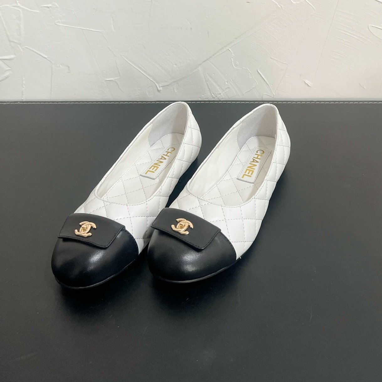 CC Ballet Flats In White Mix Black Quilted Lambskin 949711
