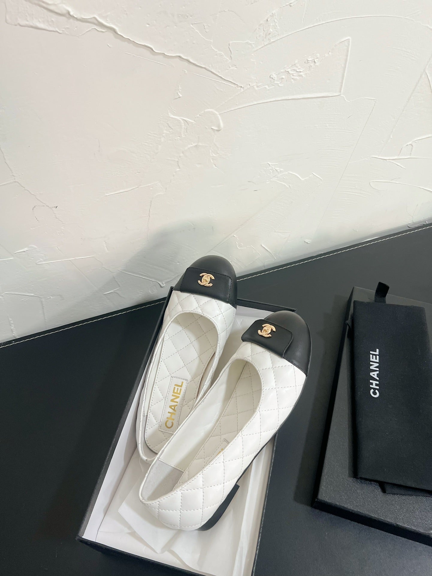 CC Ballet Flats In White Mix Black Quilted Lambskin 949711