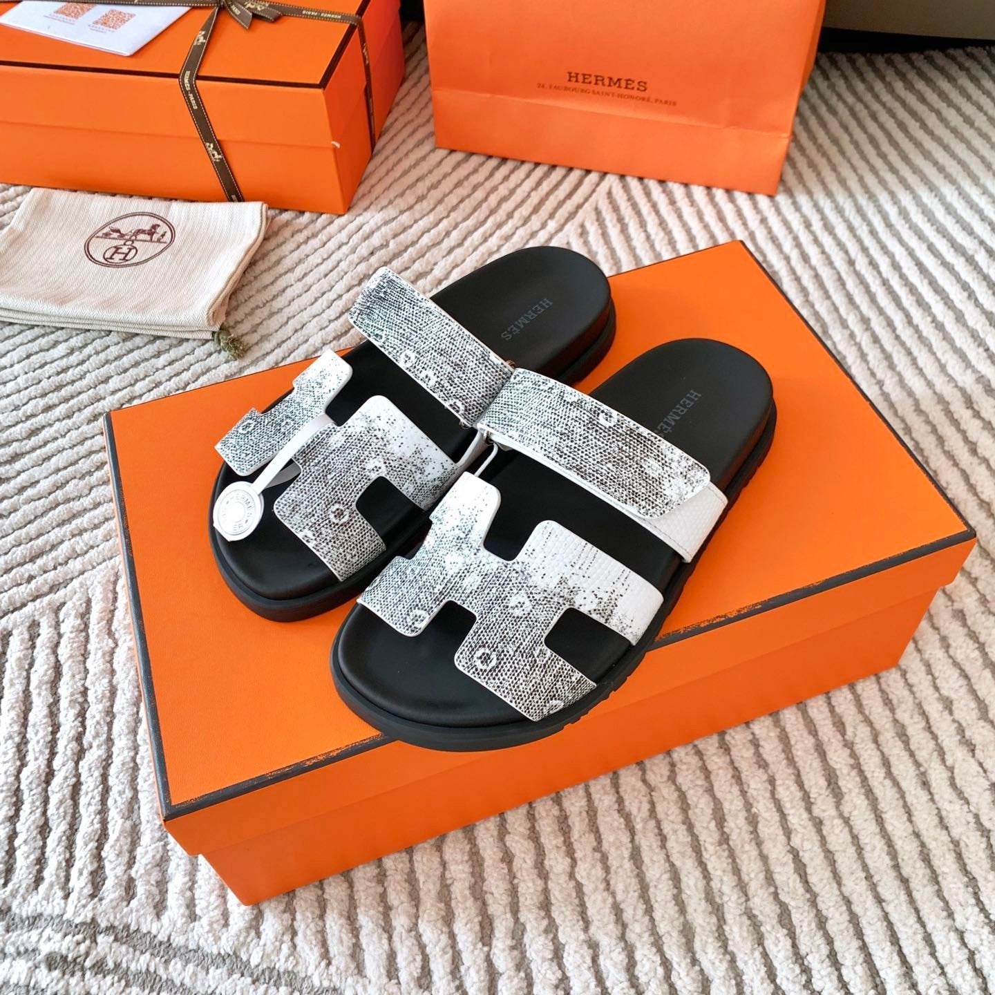 HM Chypre Sandal Ombre White Black Cowhide 963215
