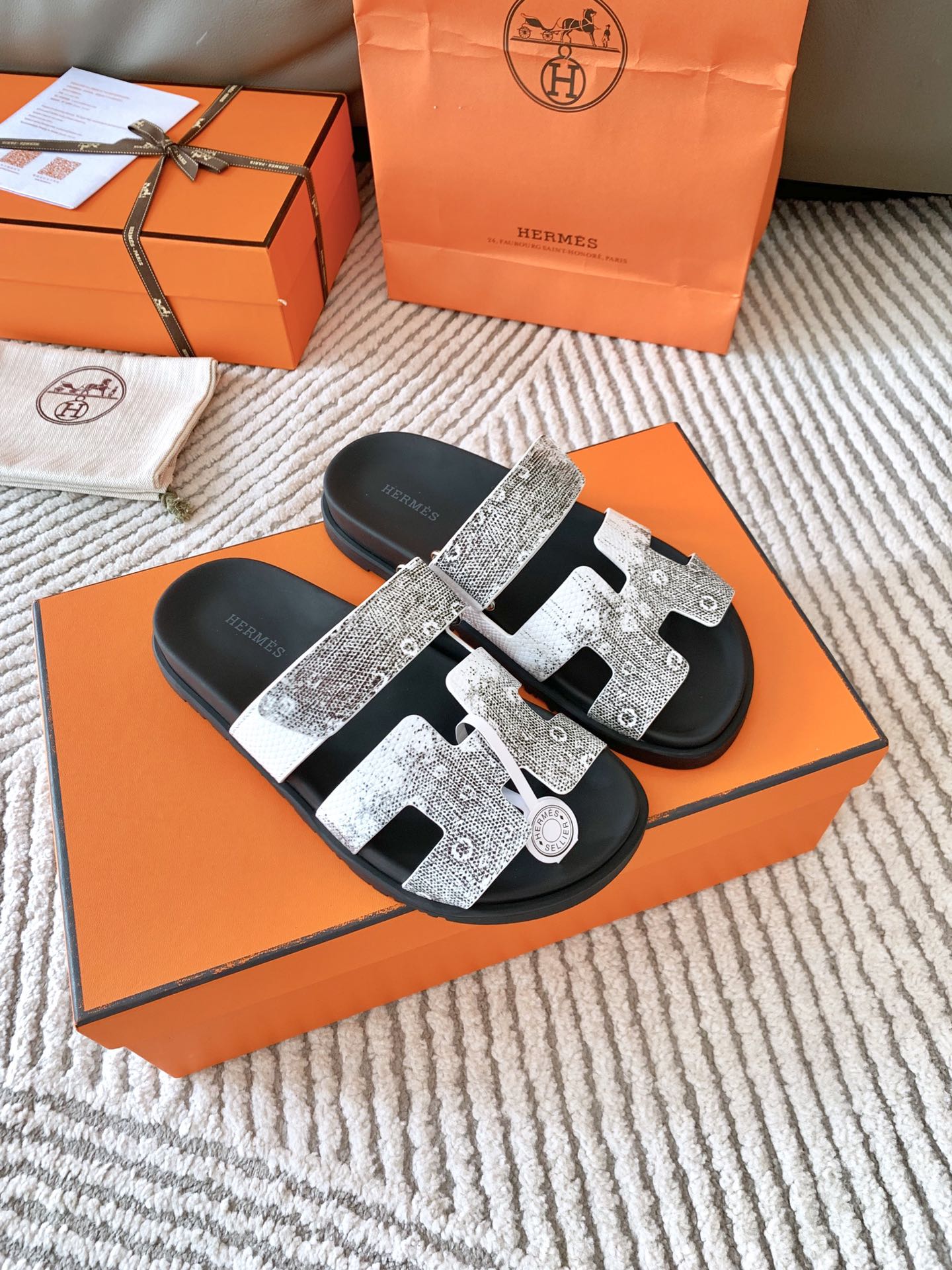 HM Chypre Sandal Ombre White Black Cowhide 963215